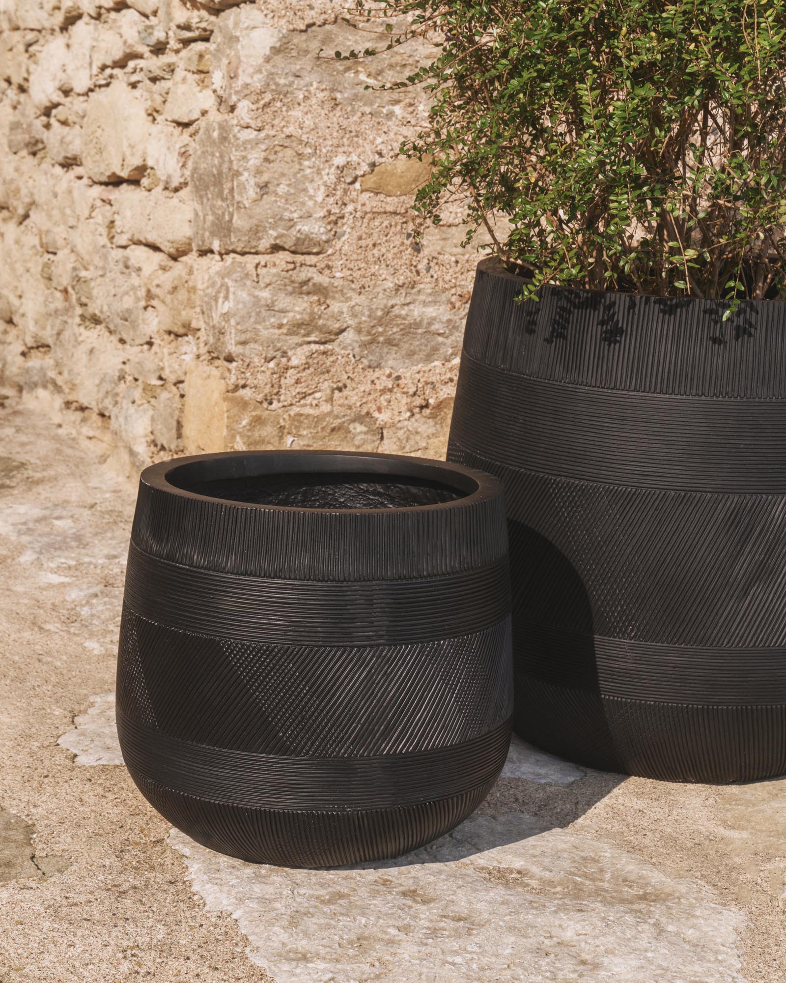 Elegantes Set Tival mit zwei stilvollen schwarzen Blumentöpfen in Zementoptik, ideal für den Outdoor-Bereich, Ø 50 cm und Ø 34 cm.