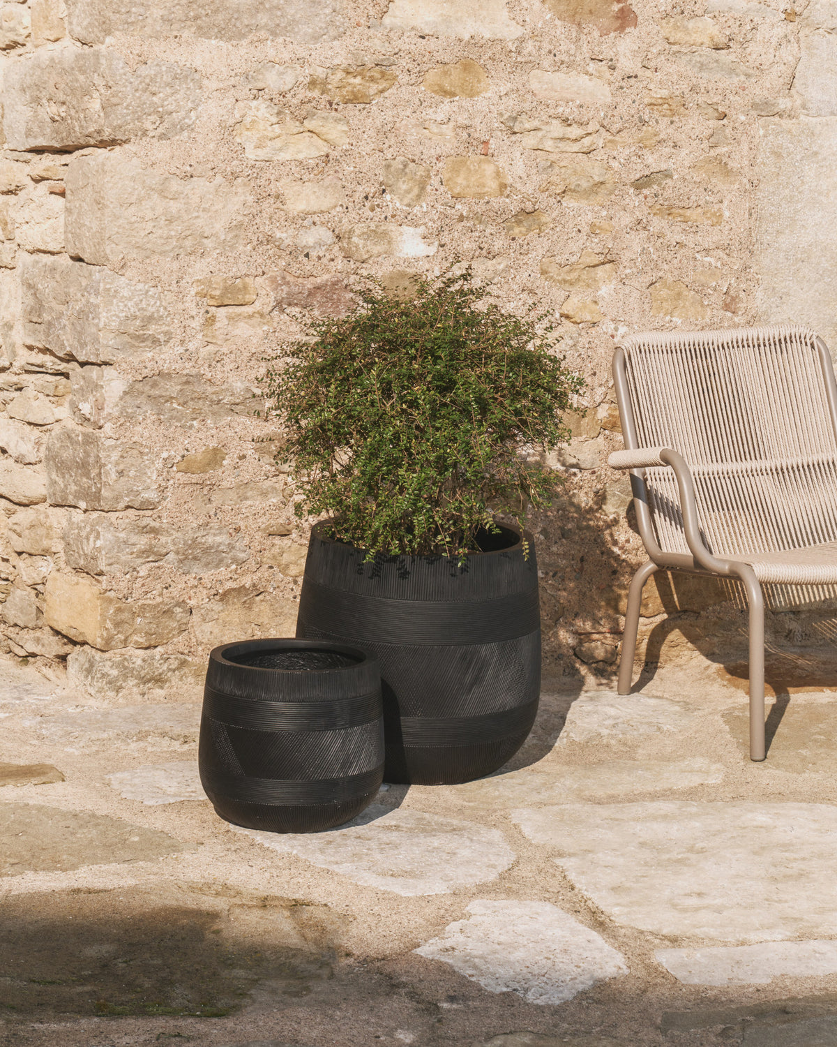 Set Tival mit zwei schwarzen Blumentöpfen in Zementoptik, Ø 50 cm/Ø 34 cm in Schwarz präsentiert im Onlineshop von KAQTU Design AG. Pflanzentopf Outdoor ist von Kave Home