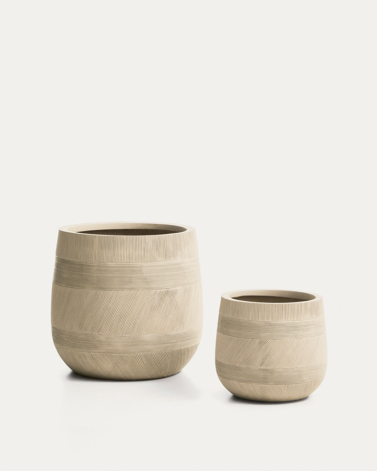 Set Tival mit zwei beigen Blumentöpfen in Zementoptik, Ø 50 cm/Ø 34 cm in Beige präsentiert im Onlineshop von KAQTU Design AG. Pflanzentopf Outdoor ist von Kave Home