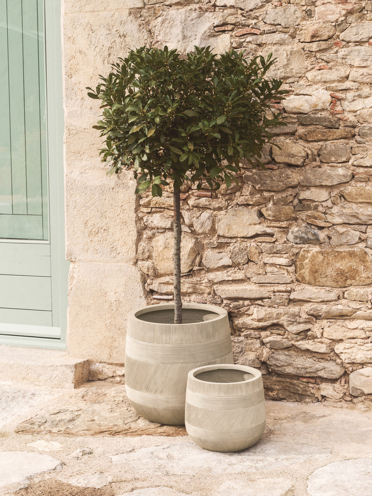 Set Tival mit zwei beigen Blumentöpfen in Zementoptik, Ø 50 cm/Ø 34 cm in Beige präsentiert im Onlineshop von KAQTU Design AG. Pflanzentopf Outdoor ist von Kave Home