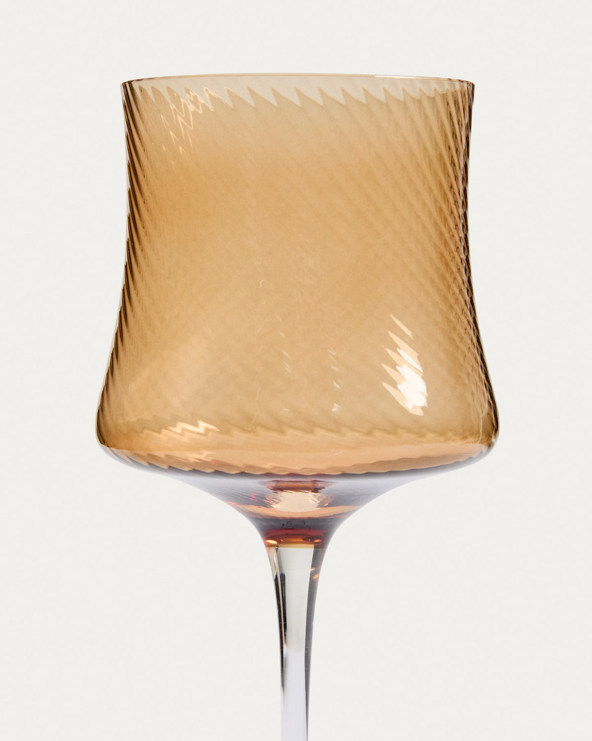Hellorangenes Weinglas Alori aus Bernsteinglas mit dezentem Relief, Fassungsvermögen 46 cl, Höhe 23 cm, von Kave Home.