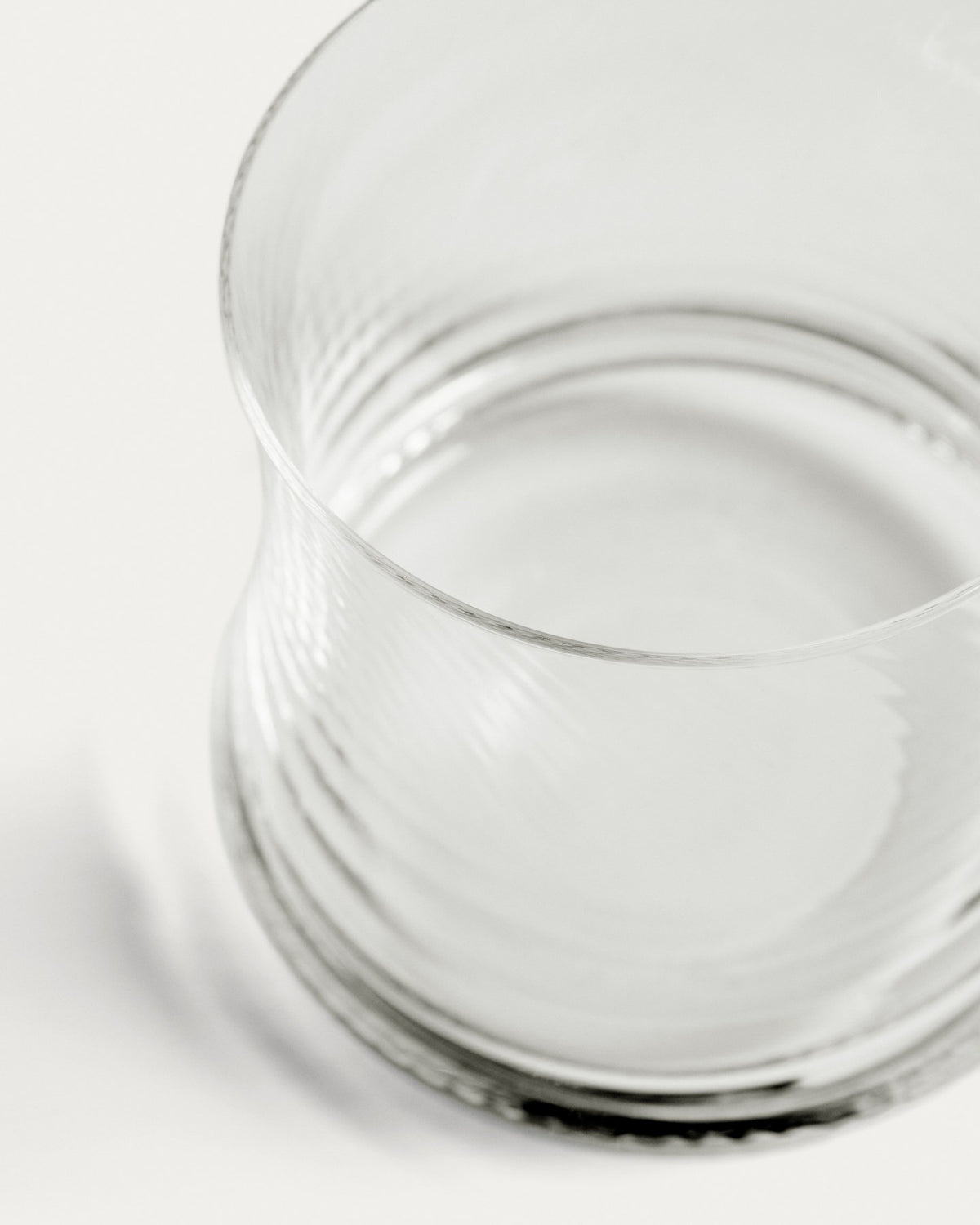 Transparentes Weinglas Alori aus Klarglas mit dezentem Relief-Muster, sanft geformte Silhouette, Fassungsvermögen 34 cl, von Kave Home.
