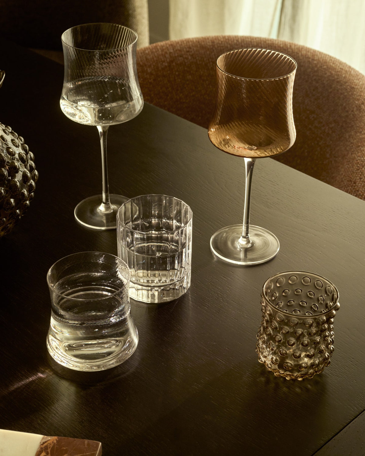 Transparentes Weinglas Alori aus Klarglas mit dezentem Relief-Muster, sanft geformte Silhouette, Fassungsvermögen 34 cl, von Kave Home.