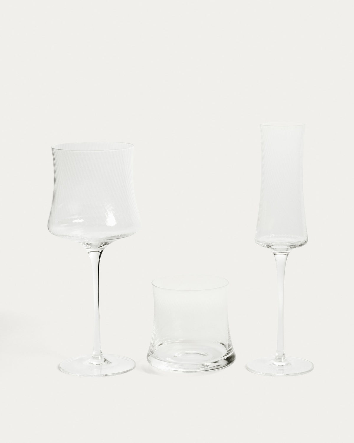 Transparentes Sektglas Alori aus Glas mit feinem Relief, schlanke Silhouette, Fassungsvermögen 46 cl, Kave Home.