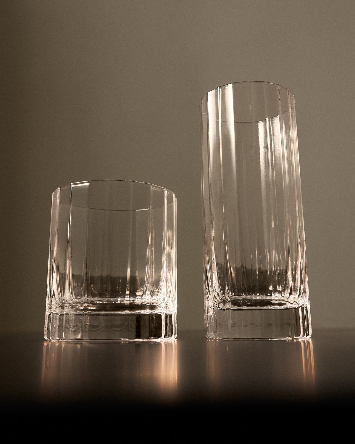Transparentes Glas aus Klarglas mit vertikalem, geschliffenem Relief-Muster, Fassungsvermögen 30 cl, von Kave Home.