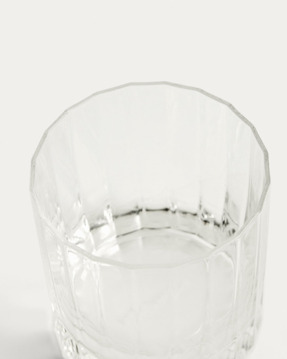 Transparentes Glas aus Klarglas mit vertikalem, geschliffenem Relief-Muster, Fassungsvermögen 30 cl, von Kave Home.