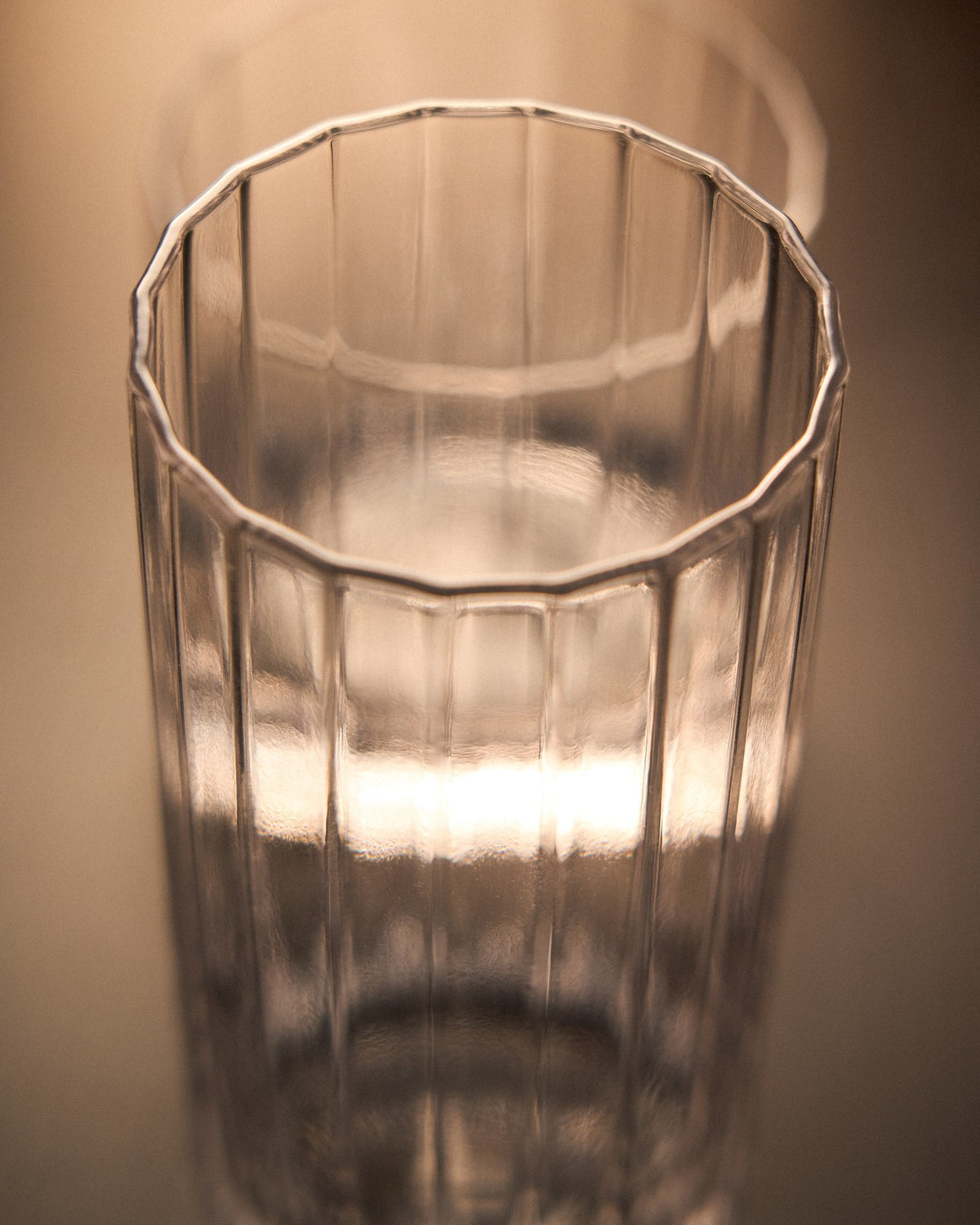 Transparentes Glas aus Klarglas mit vertikalem, geschliffenem Relief-Muster, Fassungsvermögen 30 cl, von Kave Home.