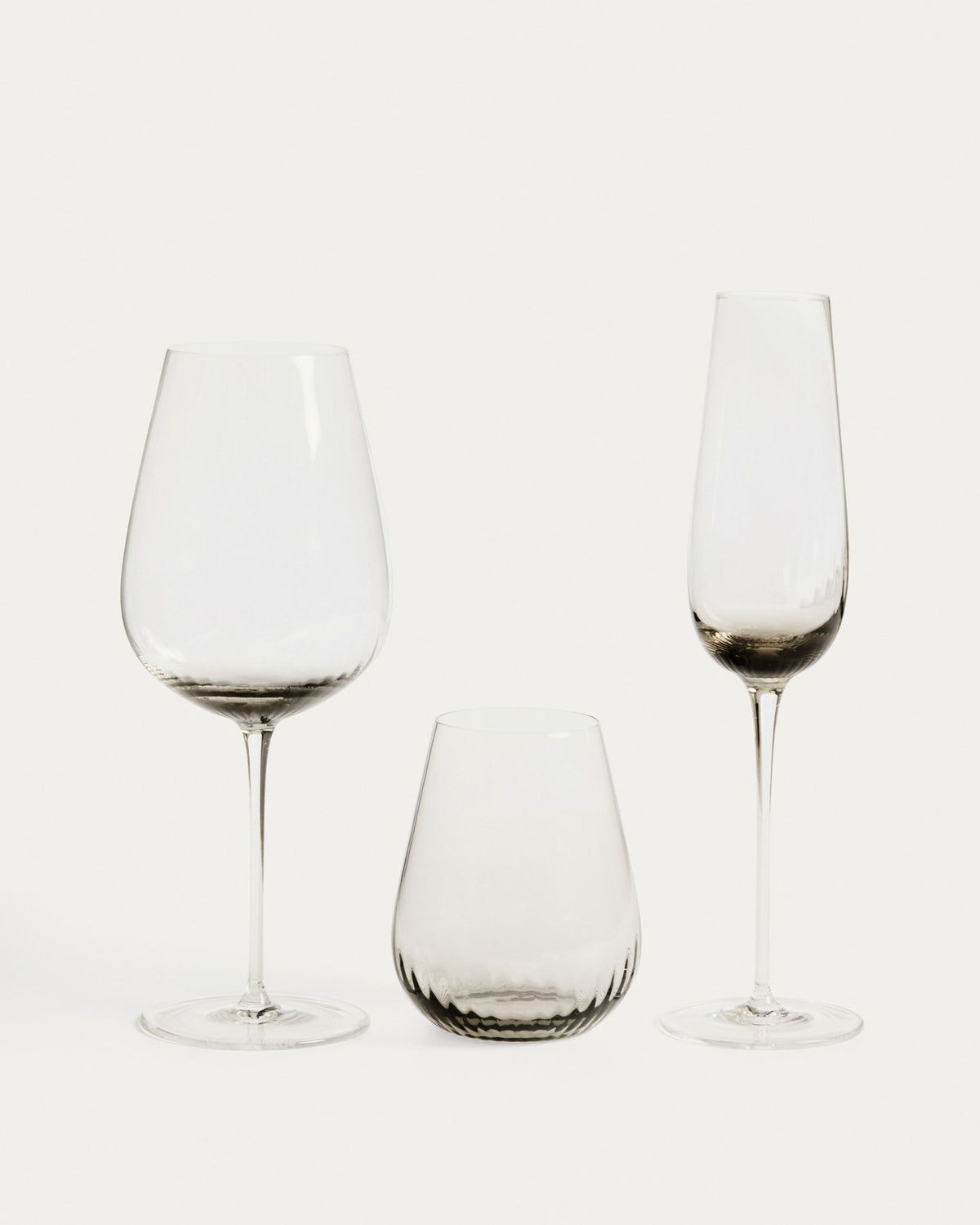 Sektglas Davel aus hellgrauem Glas mit abgerundetem Fuss und grauem Boden, Fassungsvermögen 21,5 cl, Höhe 27 cm.