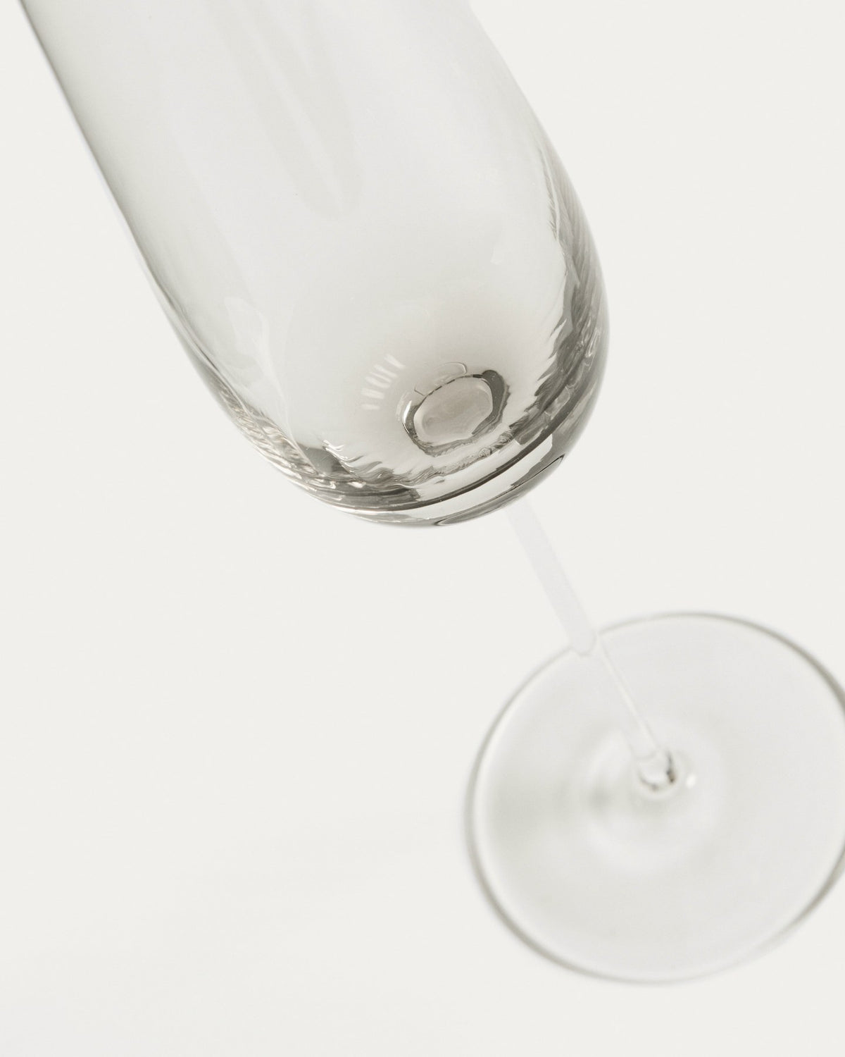 Sektglas Davel aus hellgrauem Glas mit abgerundetem Fuss und grauem Boden, Fassungsvermögen 21,5 cl, Höhe 27 cm.