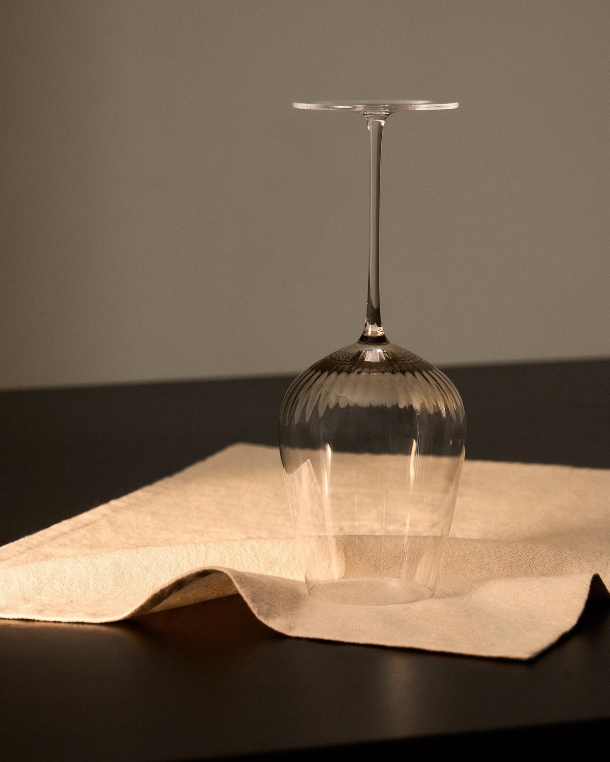 Weinglas Davel von Kave Home aus 100% Glas in Hellgrau mit abgerundeter Basis und grauem Boden, Fassungsvermögen 58 cl.
