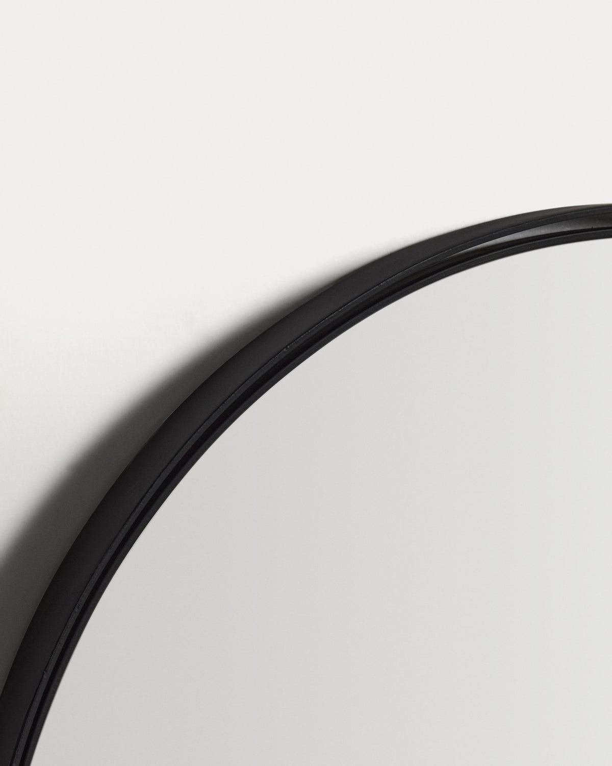 Runder Wandspiegel Noral in Schwarz mit Doppelrahmen aus Metall, Glas und MDF, Durchmesser 50 cm, Rückseite mit Aufhängung sichtbar.