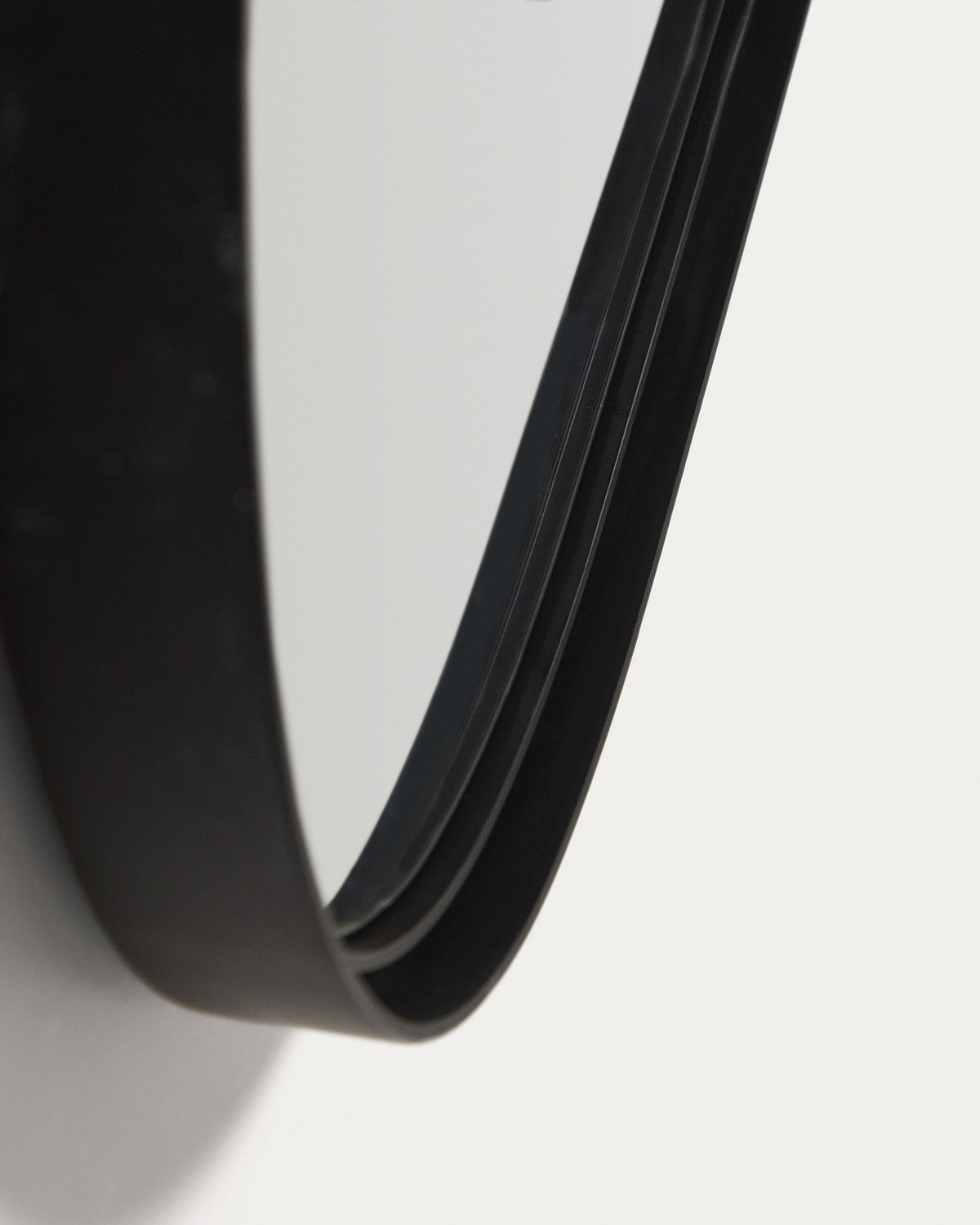 Runder Wandspiegel Noral in Schwarz mit Doppelrahmen aus Metall, Glas und MDF, Durchmesser 50 cm, Rückseite mit Aufhängung sichtbar.