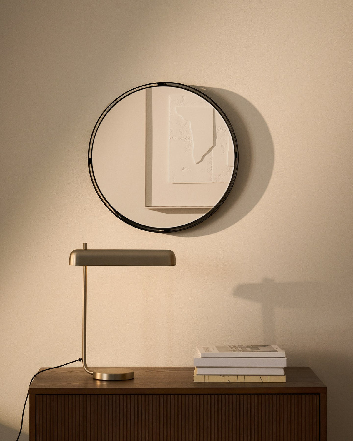 Runder Wandspiegel Noral in Schwarz mit Doppelrahmen aus Metall, Glas und MDF, Durchmesser 50 cm, Rückseite mit Aufhängung sichtbar.