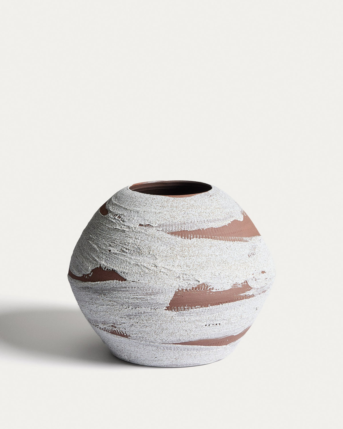 Handgefertigte Keramikvase in Terrakotta und Weiss mit Pinselstrich-Optik, organischer Form, 31 x 31 x 23 cm gross.