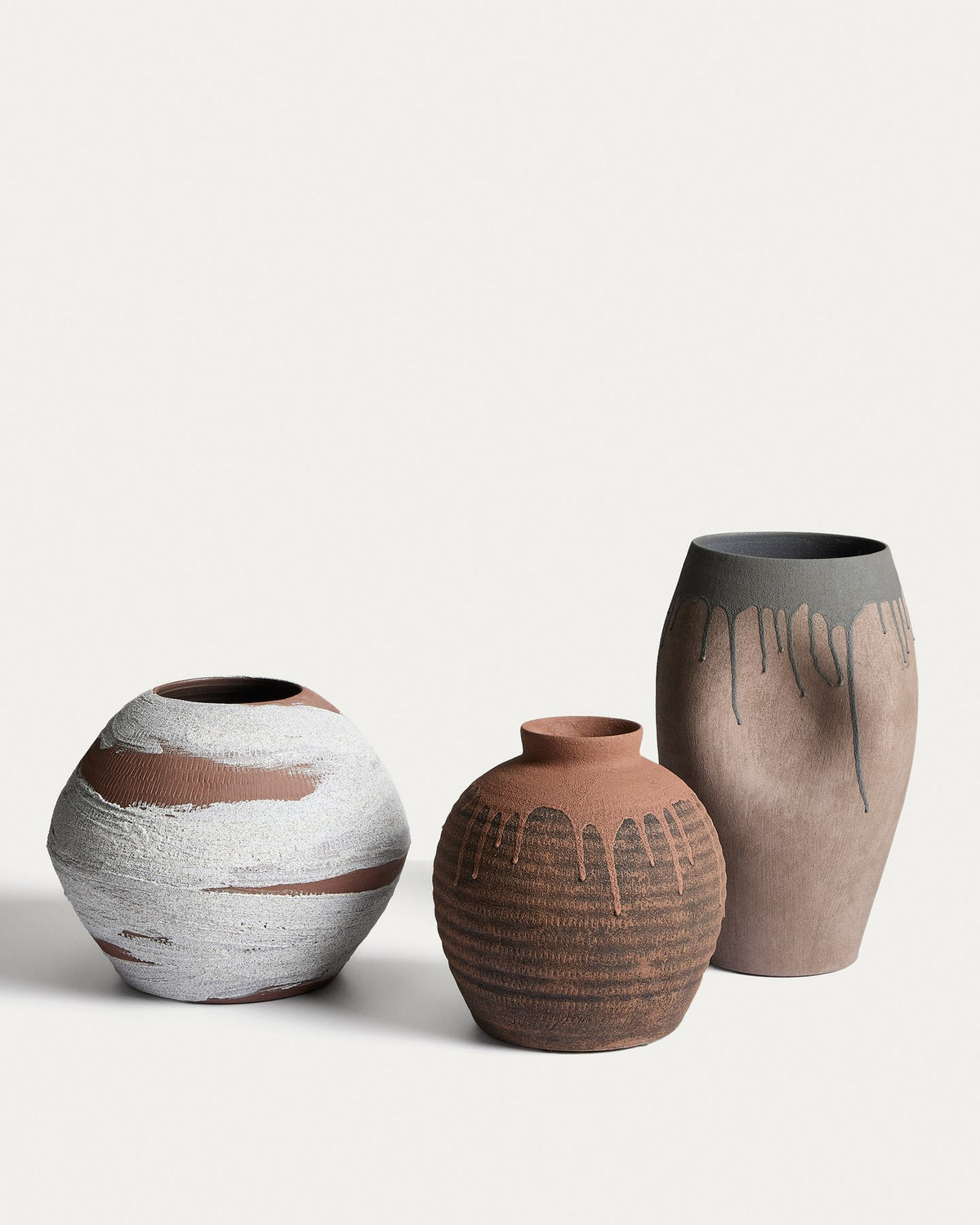 Handgefertigte Keramikvase in Terrakotta und Weiss mit Pinselstrich-Optik, organischer Form, 31 x 31 x 23 cm gross.