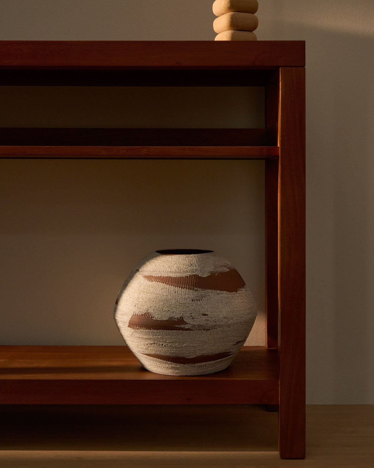 Handgefertigte Keramikvase in Terrakotta und Weiss mit Pinselstrich-Optik, organischer Form, 31 x 31 x 23 cm gross.