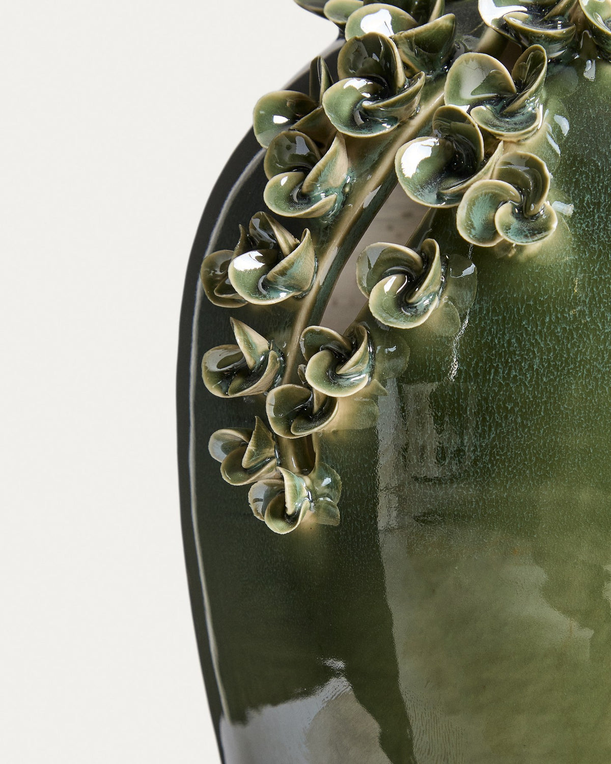 Olivgrüne Keramikvase Ederia aus glasierter Keramik mit floralen, handgeformten Blütenelementen, Durchmesser 33 cm.