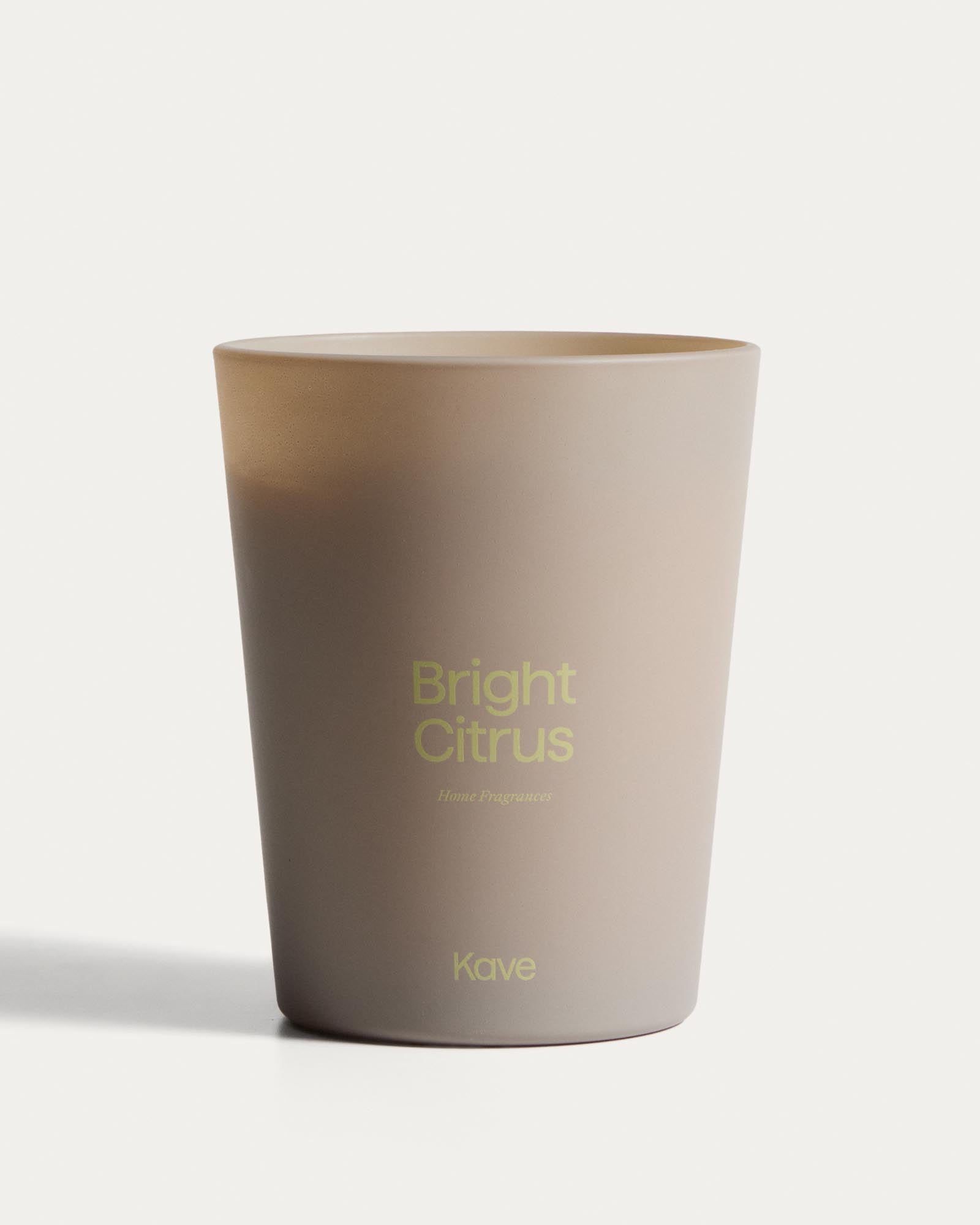 Citronella-Duftkerze Bright Citrus, 900 g in Beige präsentiert im Onlineshop von KAQTU Design AG. Duftkerze ist von Kave Home