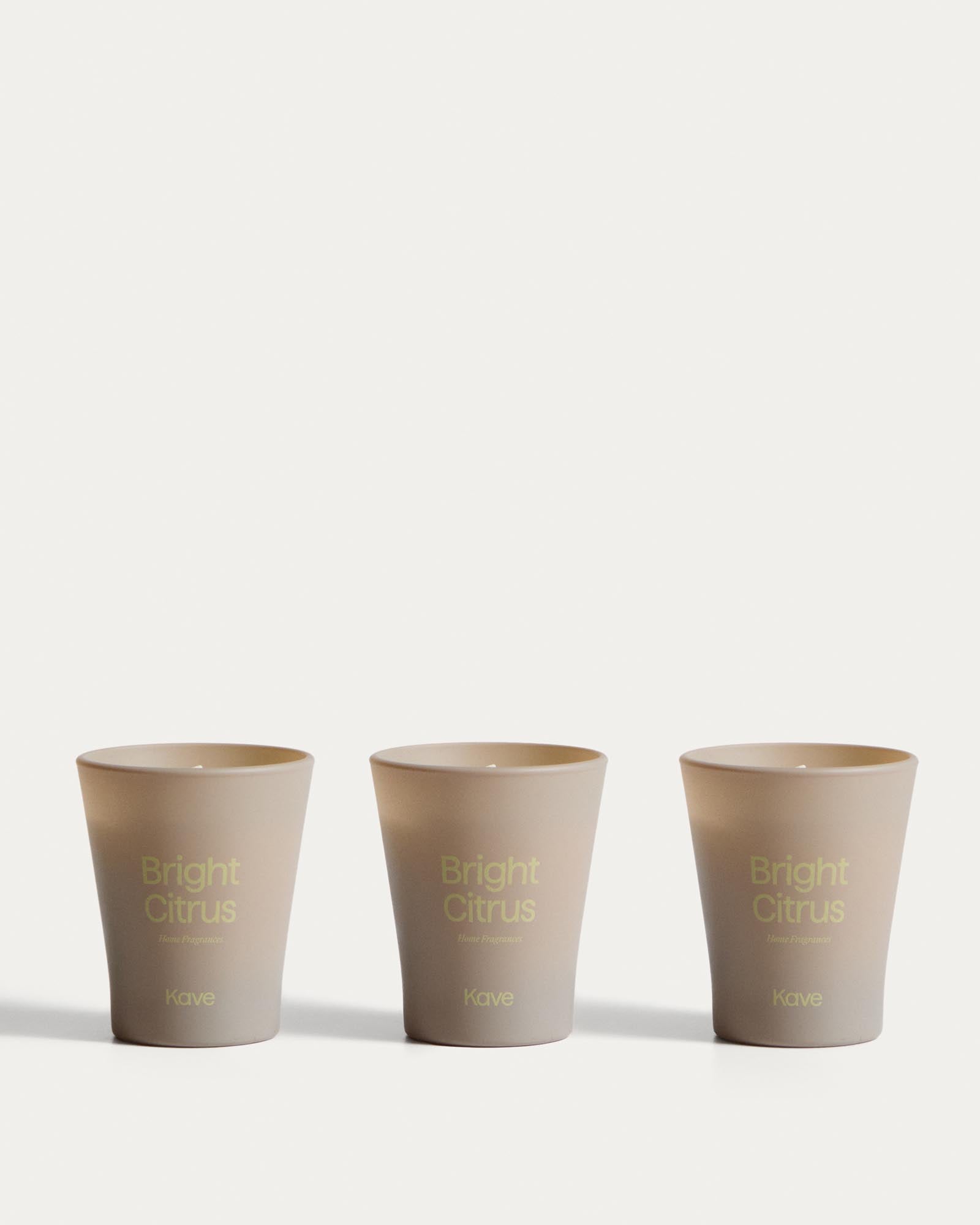 Set Bright Citrus mit drei Citronella-Duftkerzen, 50 g in Beige präsentiert im Onlineshop von KAQTU Design AG. Duftkerze ist von Kave Home