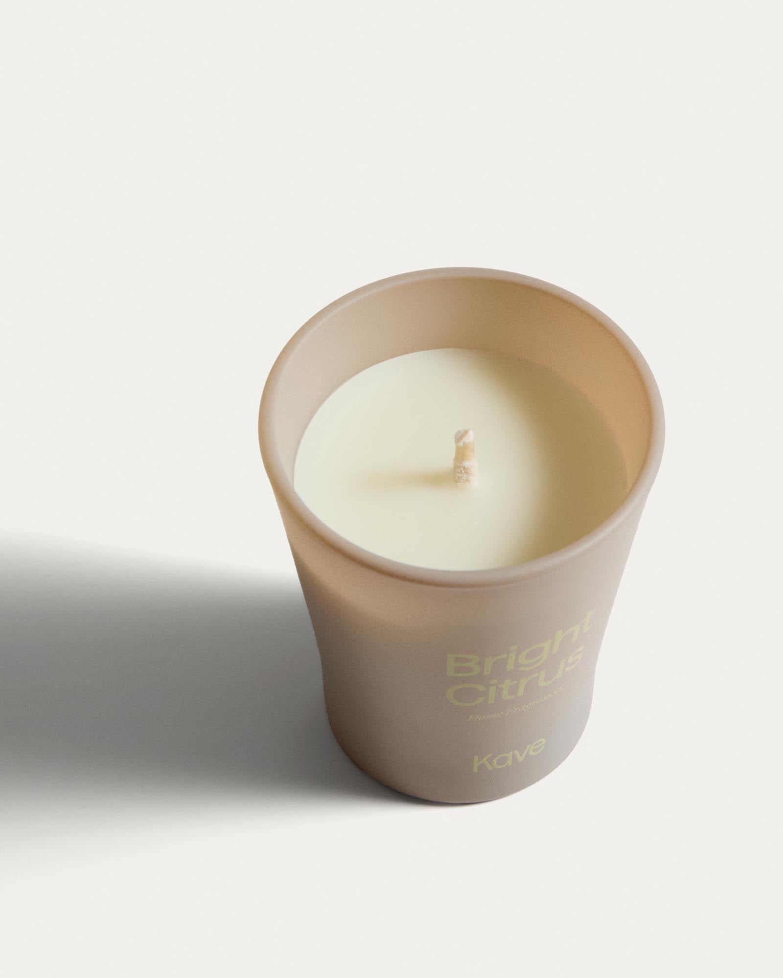 Drei stilvolle Citronella-Duftkerzen im Set Bright Citrus von Kave Home, ideal für eine frische und einladende Atmosphäre.