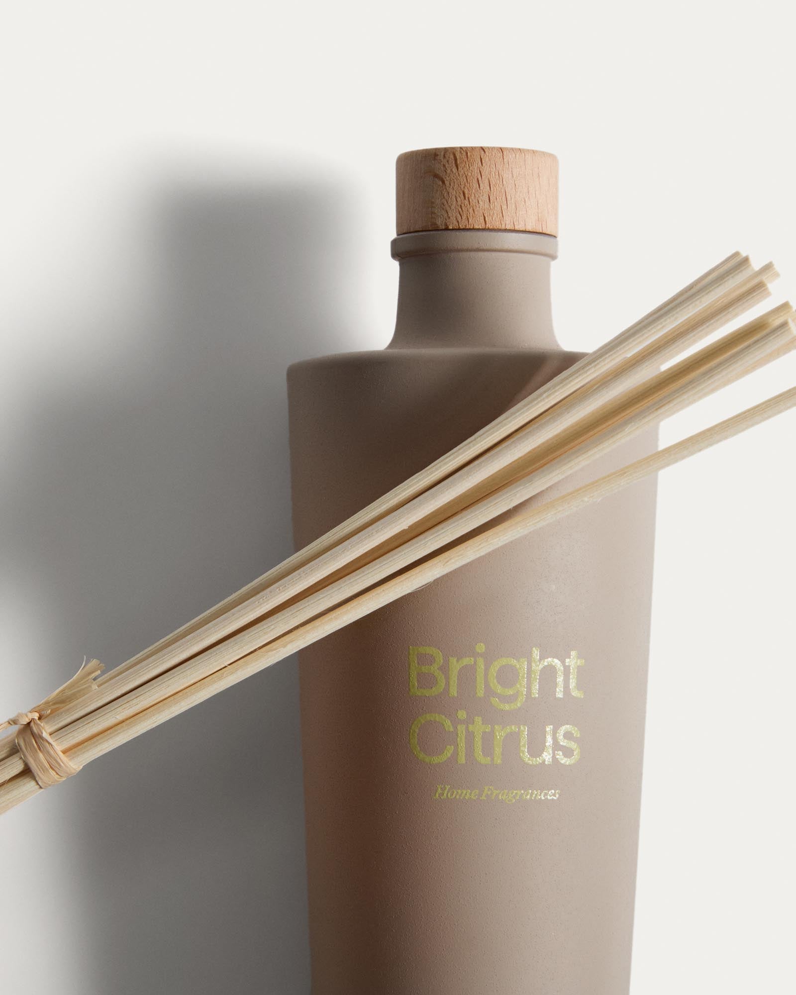 Frischer Citronella-Lufterfrischer mit Stäbchen von Kave Home in stilvollem Design, 200 ml, ideal für eine angenehme Raumatmosphäre.