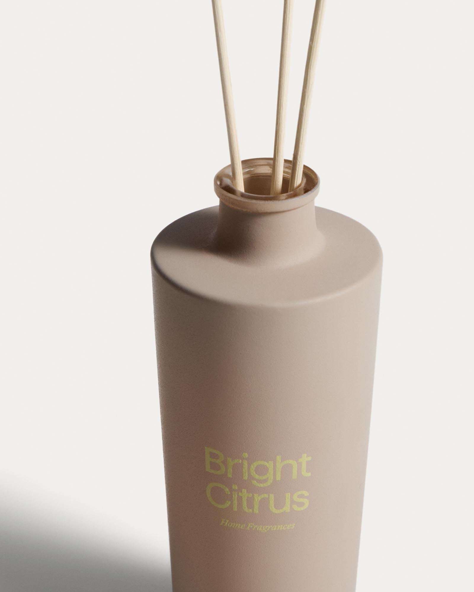 Eleganter Citronella-Lufterfrischer mit Stäbchen von Kave Home, 200 ml, sorgt für erfrischenden Duft und eine einladende Atmosphäre.
