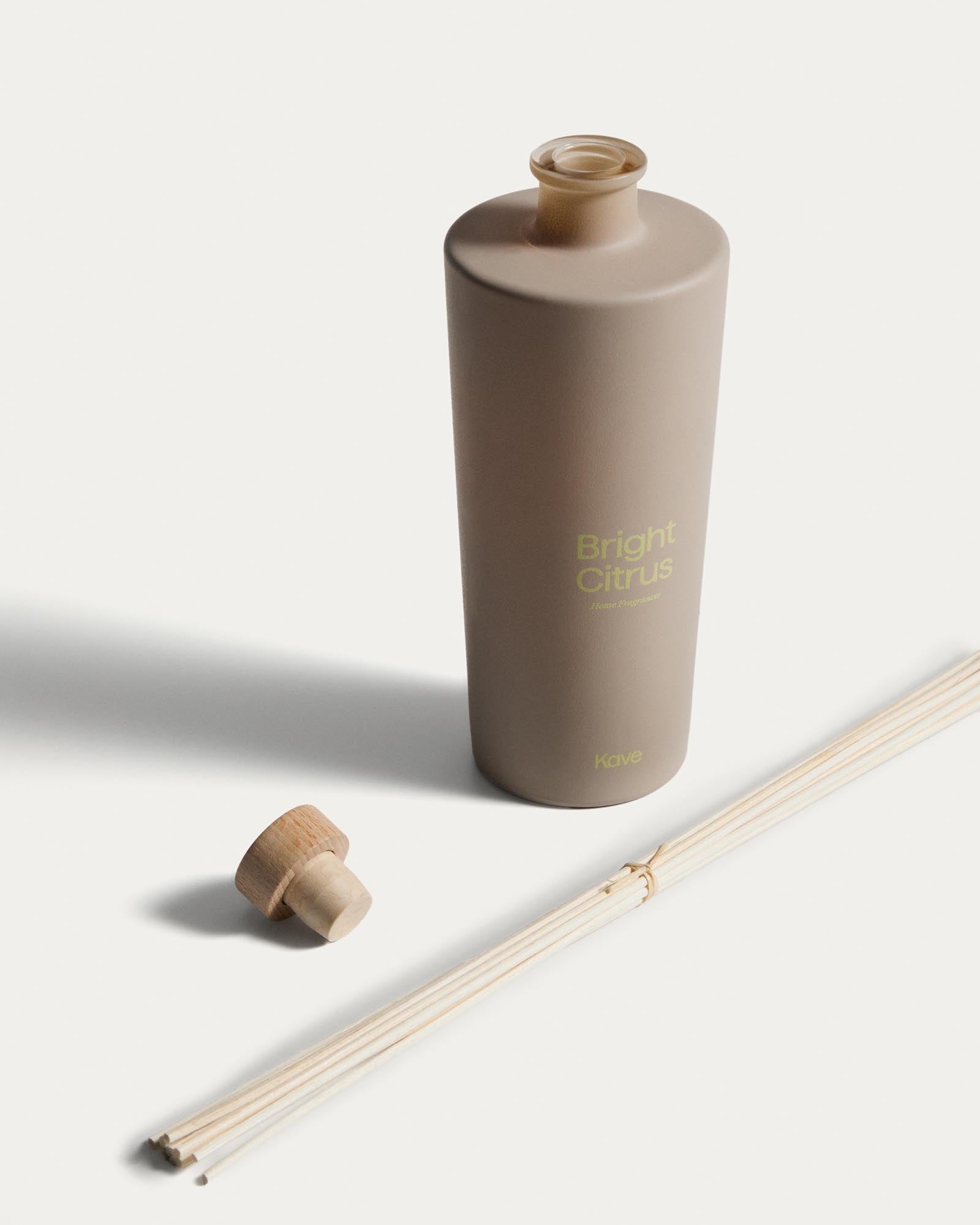 Eleganter Citronella-Lufterfrischer Bright Citrus von Kave Home, 500 ml, in stilvoller beige Flasche mit dekorativen Stäbchen.