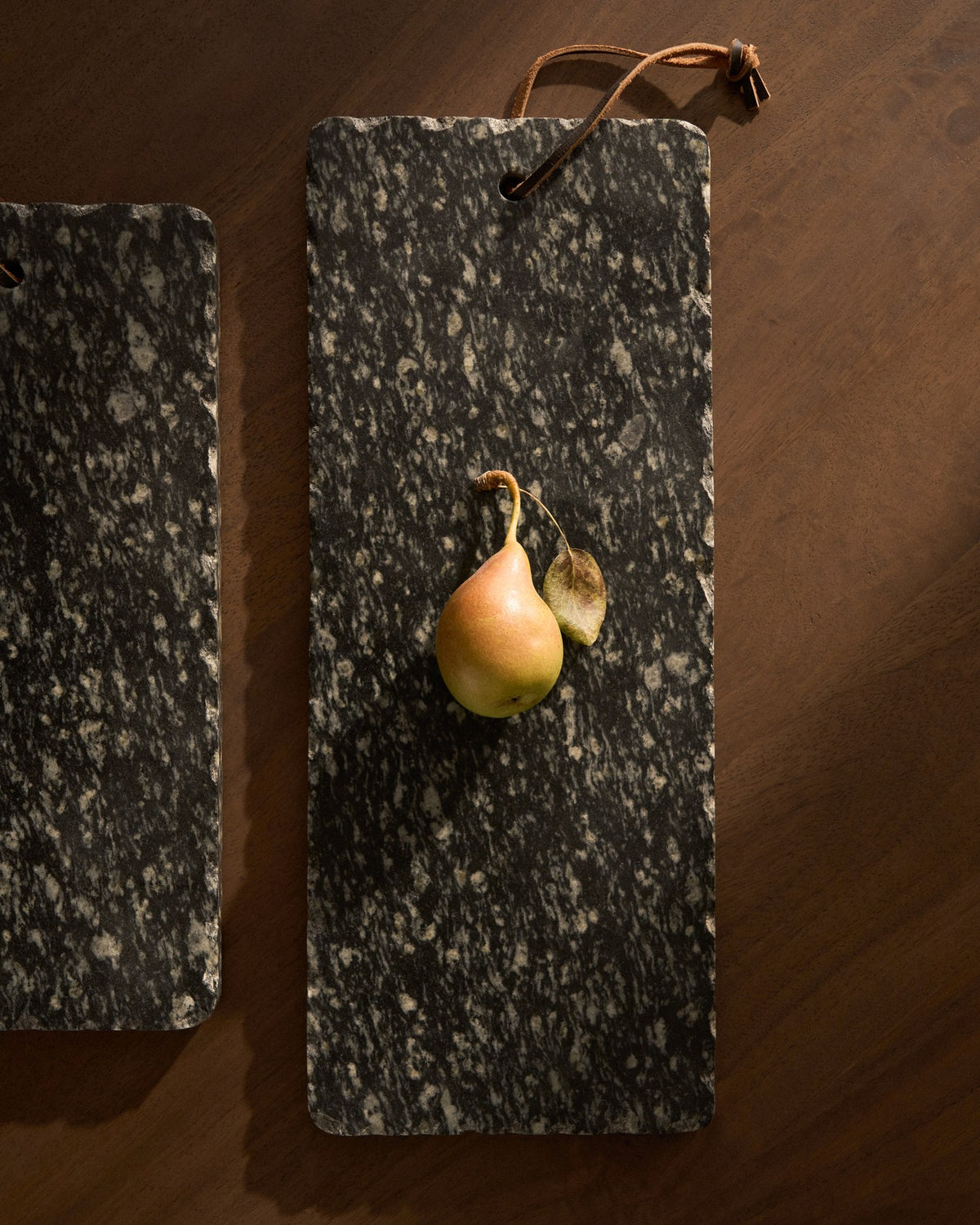 Servierbrett Arlena von Kave Home aus dunkelgrauem Granit, rechteckige Form mit natürlicher Maserung, Masse 38 x 15 cm.
