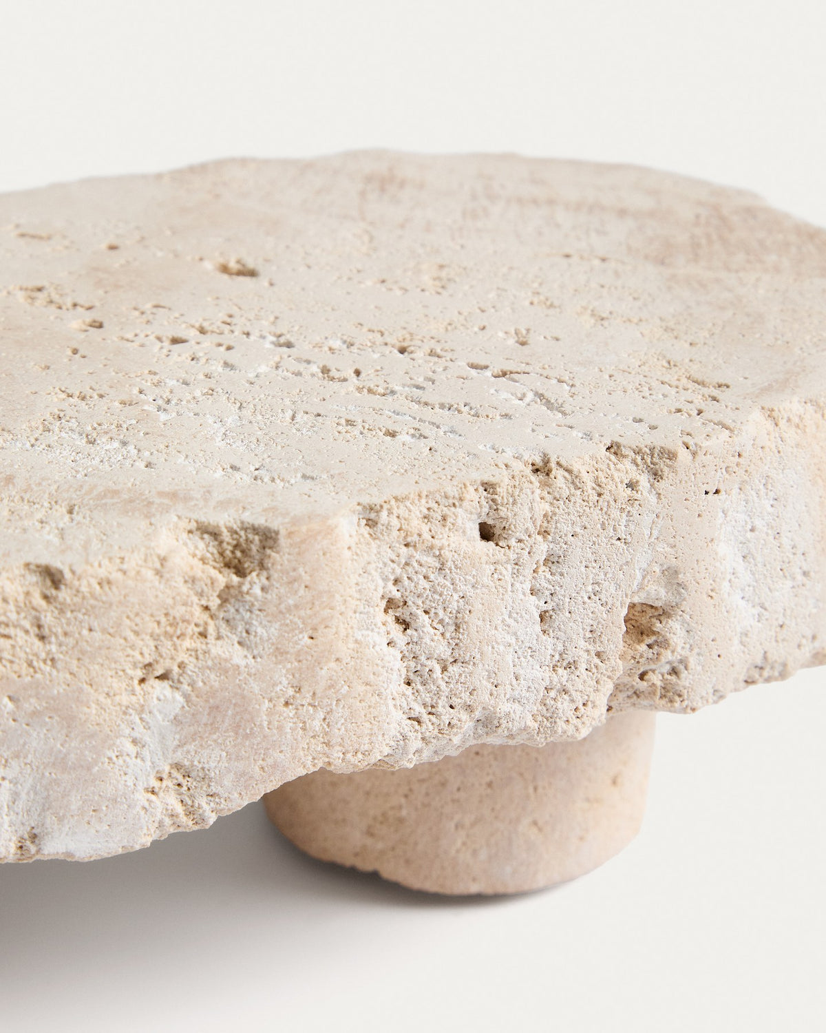 Beige Schale aus rohem Travertin mit unregelmässiger Oberfläche und natürlicher Marmorierung, Tafelaufsatz Zuno von Kave Home.