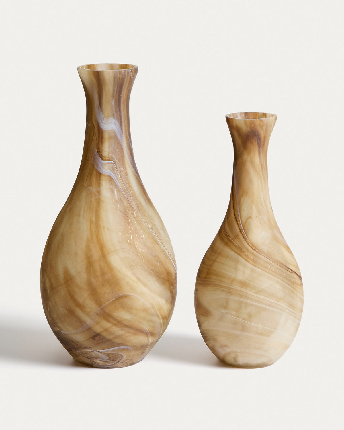 Braun-beige Glas-Vase Nerola von Kave Home mit geschwungener Form und Maserungseffekt, Höhe 38 cm, handgefertigt aus Glas.