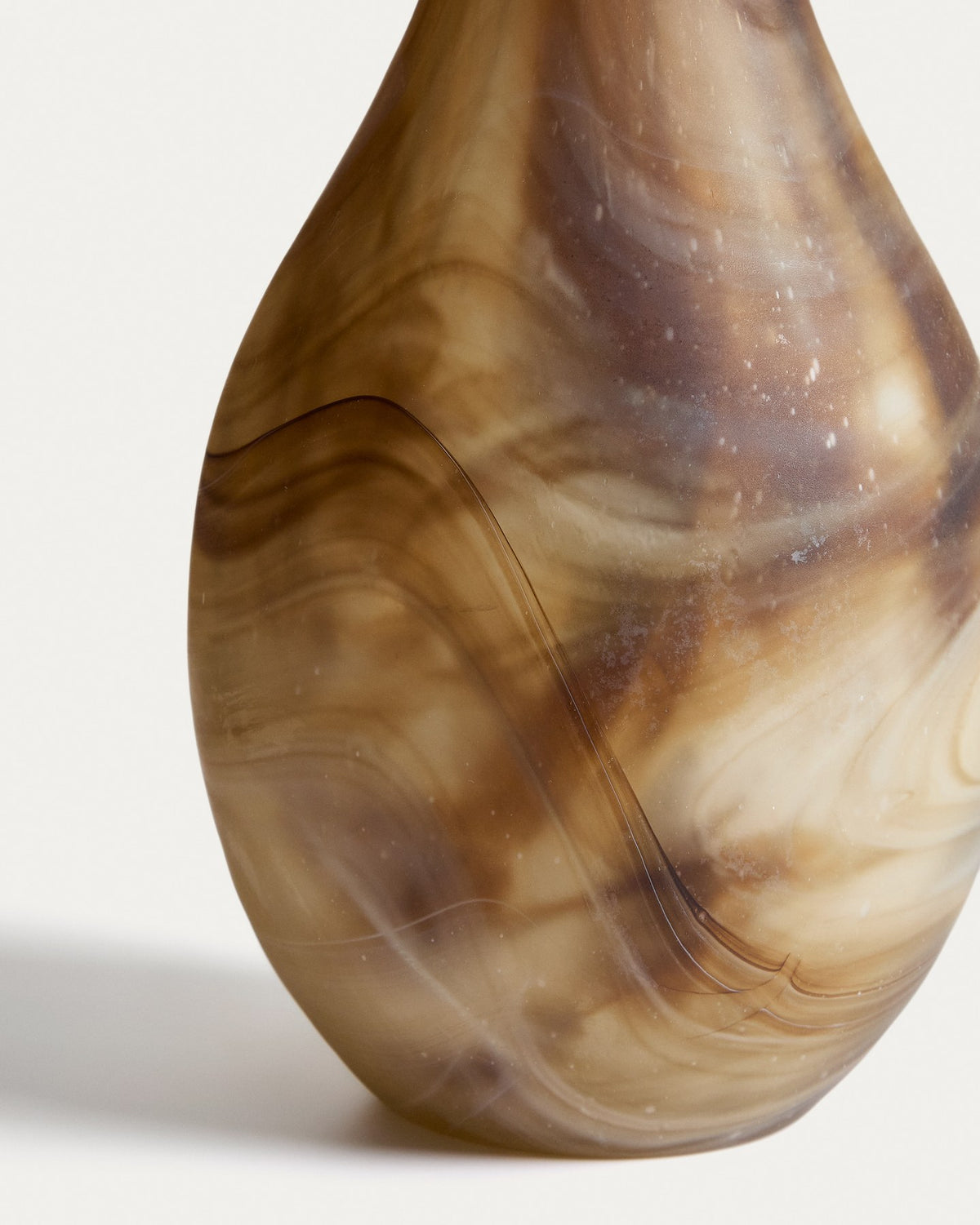 Braun-beige Glas-Vase Nerola von Kave Home mit geschwungener Form und Maserungseffekt, Höhe 38 cm, handgefertigt aus Glas.
