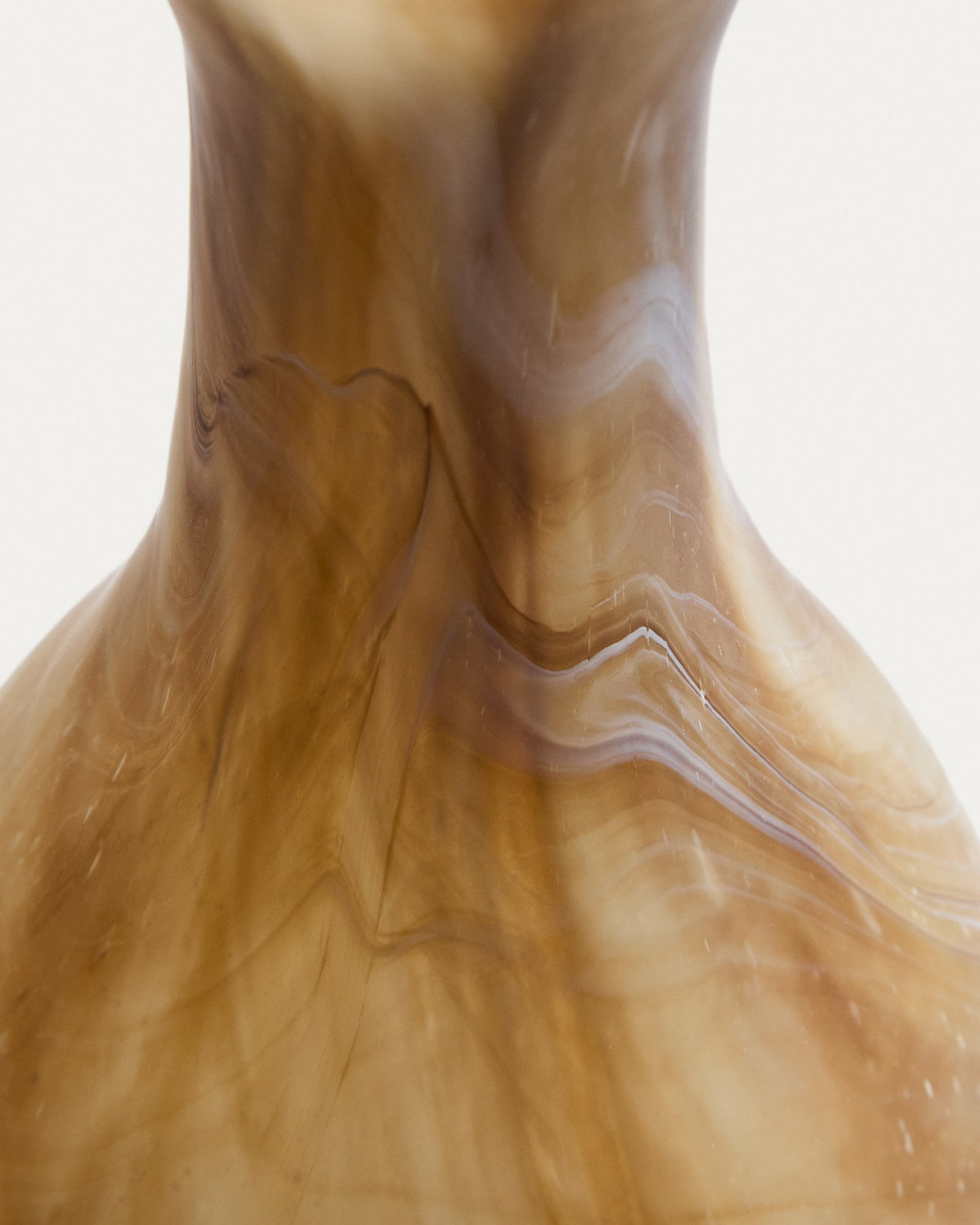 Braun-beige Glas-Vase Nerola mit geschwungener Form und Maserungseffekt, Höhe 46 cm, handgefertigt im Formgussverfahren.