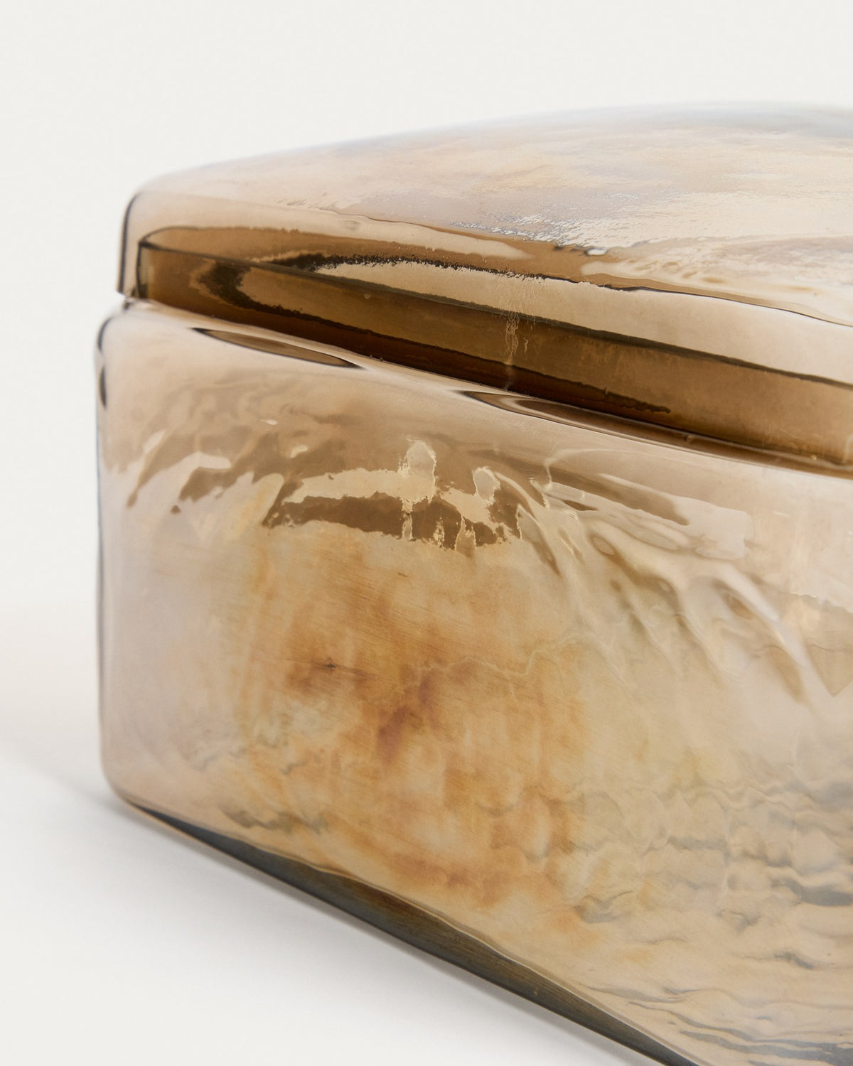 Dekorative Box Aveli aus Glas in irisierendem Beige, quadratische Form, handgefertigt, Masse 19 x 19 x 13 cm.