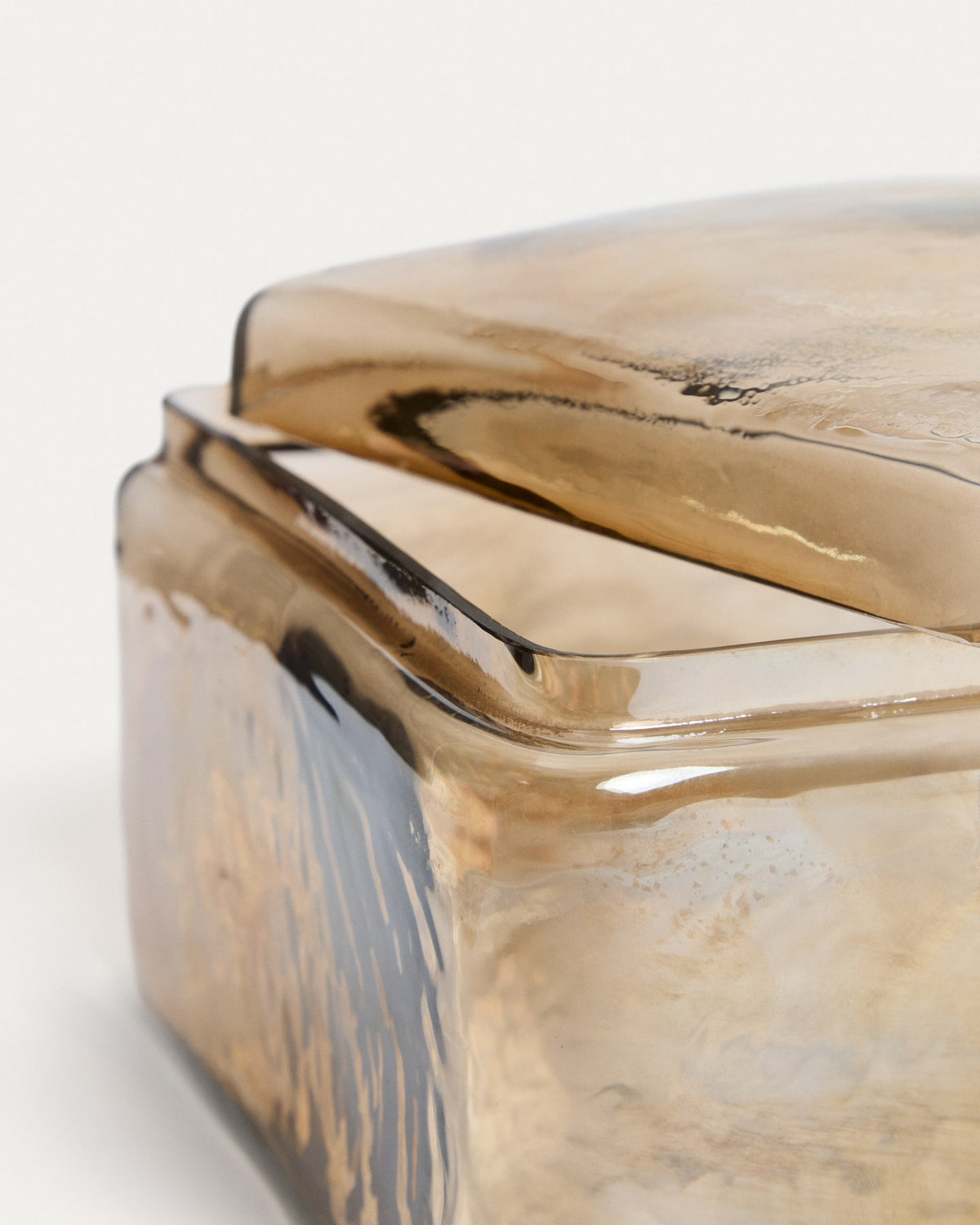 Dekorative Box Aveli aus Glas in irisierendem Beige, quadratische Form, handgefertigt, Masse 19 x 19 x 13 cm.