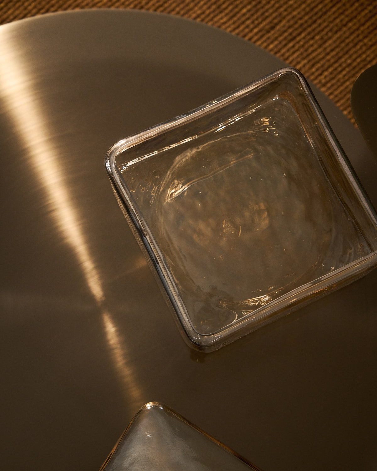 Dekorative Box Aveli aus Glas in irisierendem Beige, quadratische Form, handgefertigt, Masse 19 x 19 x 13 cm.