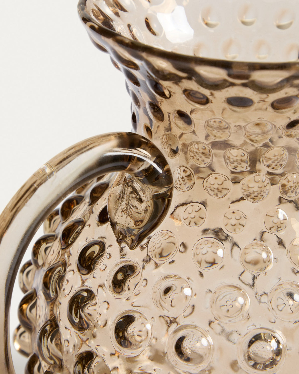 Hellbrauner Glaskrug mit rundem Kugelrelief auf der Oberfläche, Fassungsvermögen 2,6 Liter, handgefertigt aus Glas.