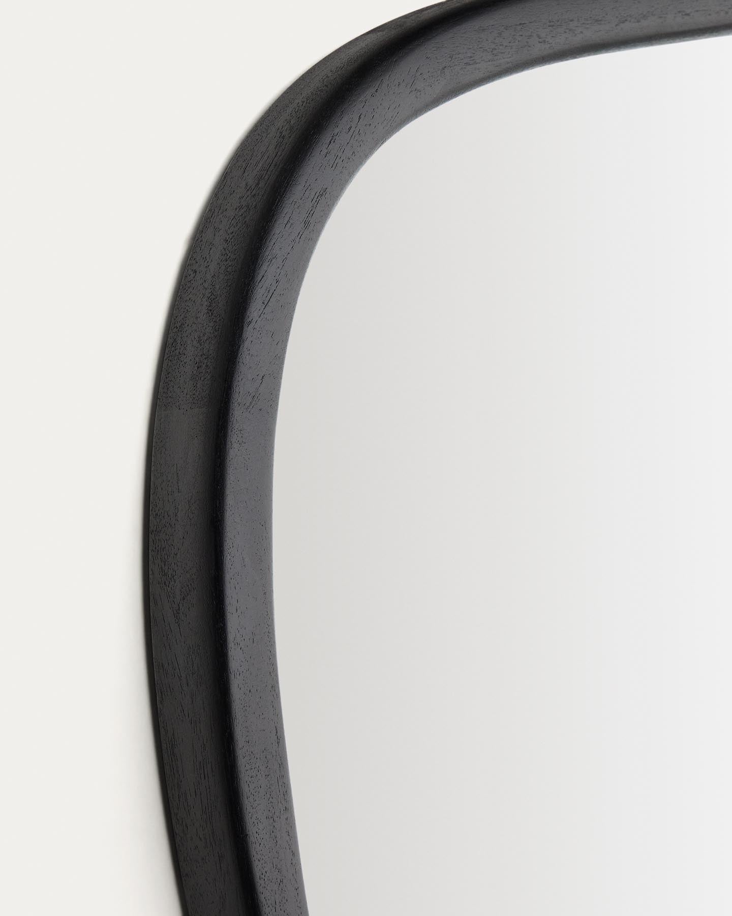 Spiegel Alura aus Teakholz schwarz 45,5 x 47 cm FSC 100 % in Schwarz präsentiert im Onlineshop von KAQTU Design AG. Spiegel ist von Kave Home