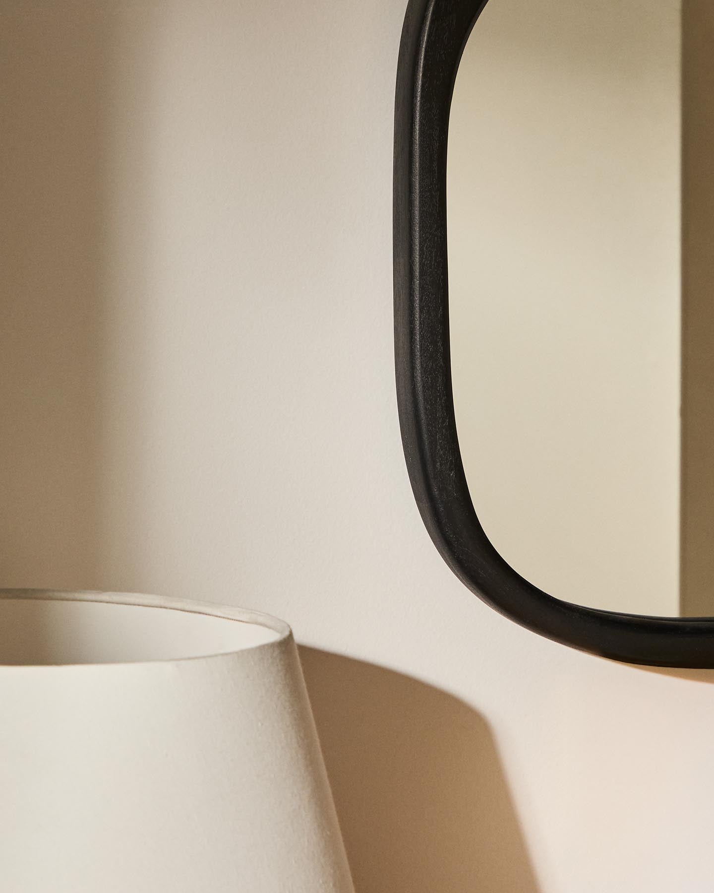 Spiegel Alura aus Teakholz schwarz 45,5 x 47 cm FSC 100 % in Schwarz präsentiert im Onlineshop von KAQTU Design AG. Spiegel ist von Kave Home