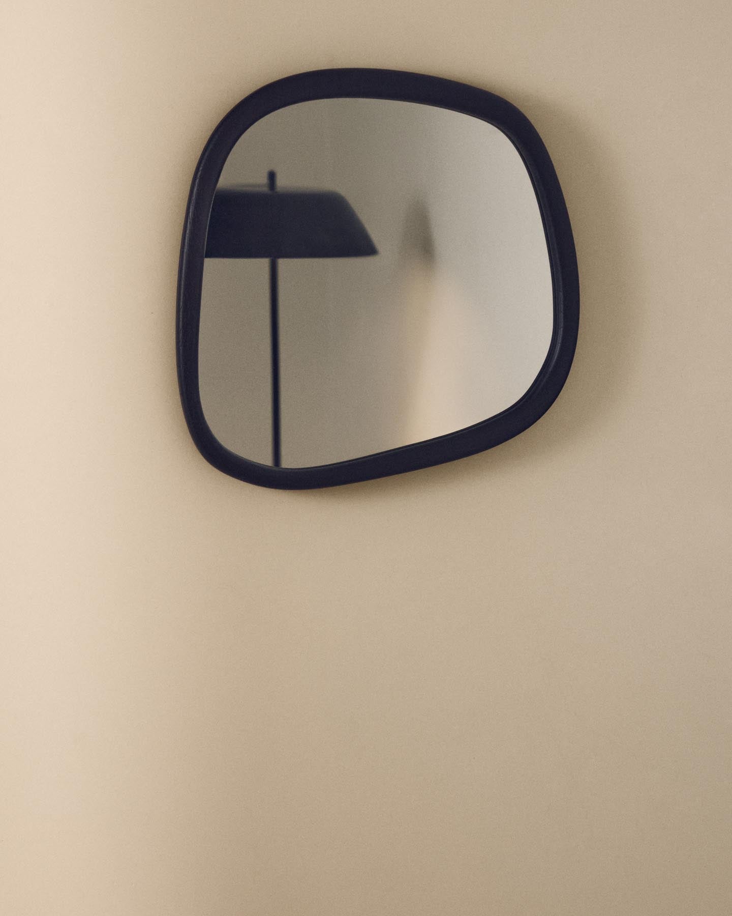 Spiegel Alura aus Teakholz schwarz 45,5 x 47 cm FSC 100 % in Schwarz präsentiert im Onlineshop von KAQTU Design AG. Spiegel ist von Kave Home