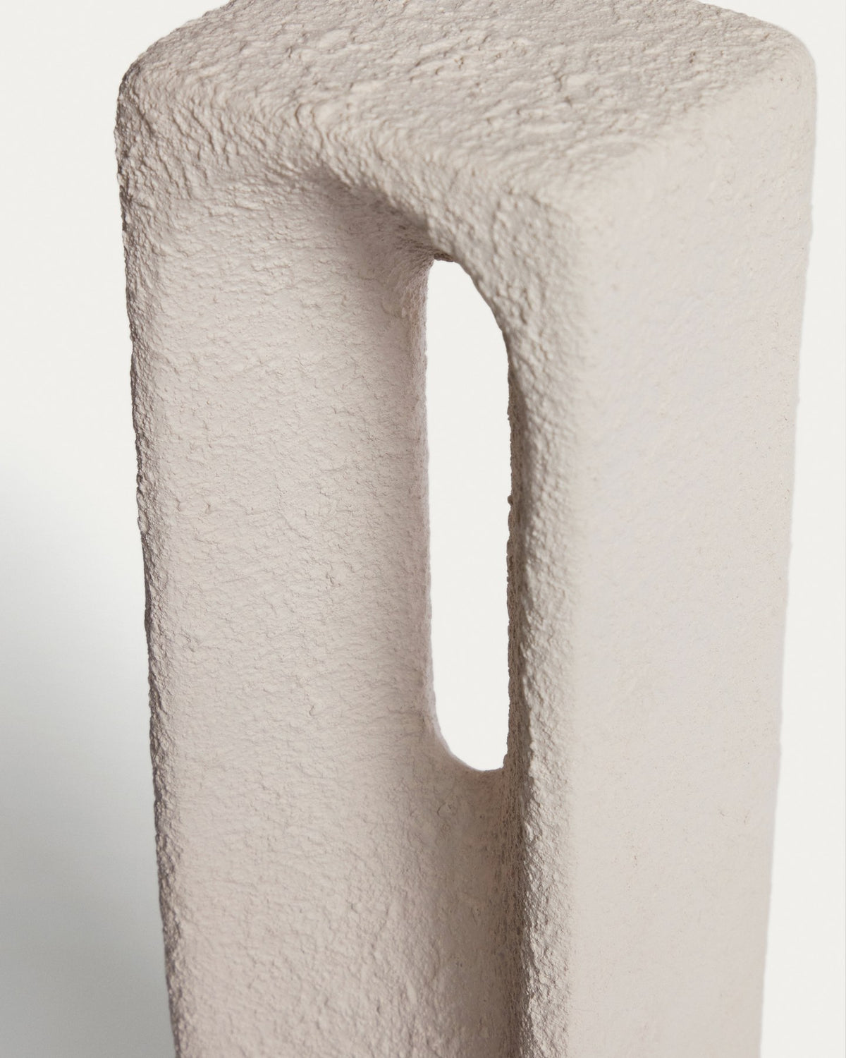 Skulptur Vriona aus Pappmaché in Ecru mit ovaler Öffnung und strukturiertem Finish, handgefertigt von Kave Home, Grösse 11 x 44,5 cm.