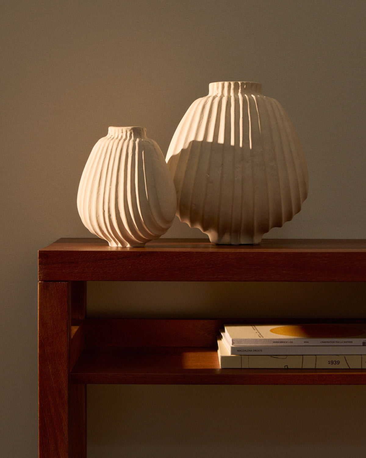 Runde Pappmaché-Vase in Ecru mit reliefartigen Linien auf der Oberfläche, handgefertigt, Höhe 28 cm, von Kave Home.
