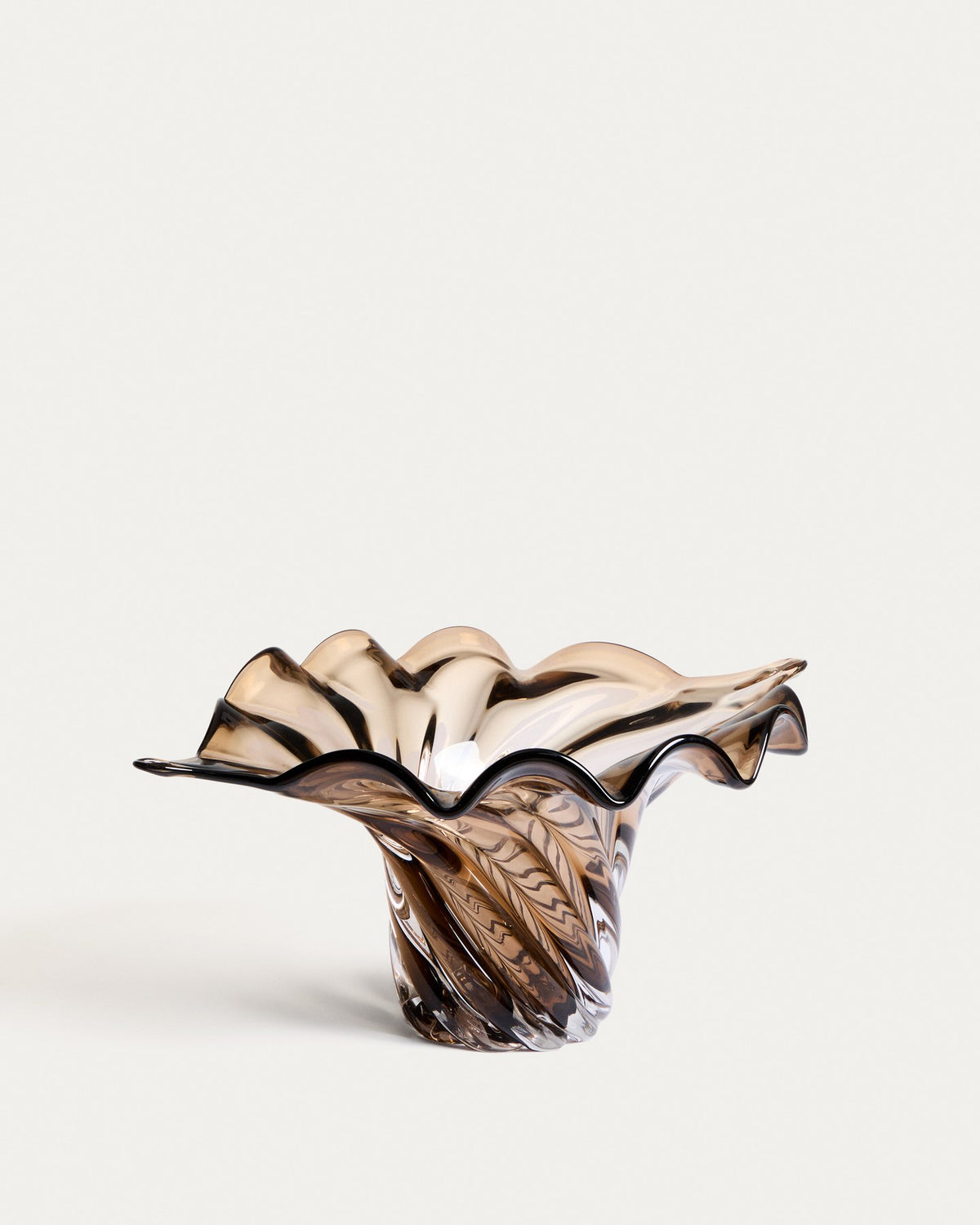 Dunkelbraune Glasschale Lurea mit geschwungener Wellenform, handgefertigt aus getöntem Glas, Masse 46 x 30 cm, Höhe 18.6 cm.