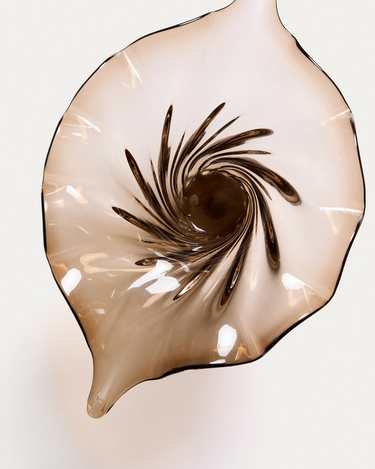 Dunkelbraune Glasschale Lurea mit geschwungener Wellenform, handgefertigt aus getöntem Glas, Masse 46 x 30 cm, Höhe 18.6 cm.