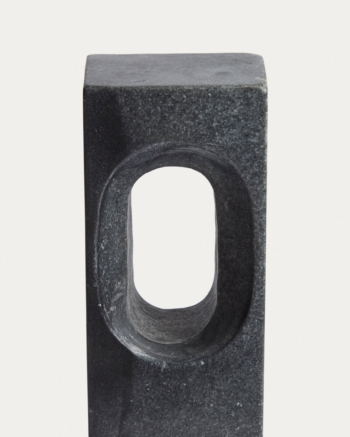 Skulptur Tesh von Kave Home aus dunkelgrauem Marmor, kompakte Form, 36 cm hoch, mit natürlicher Maserung und Textur.