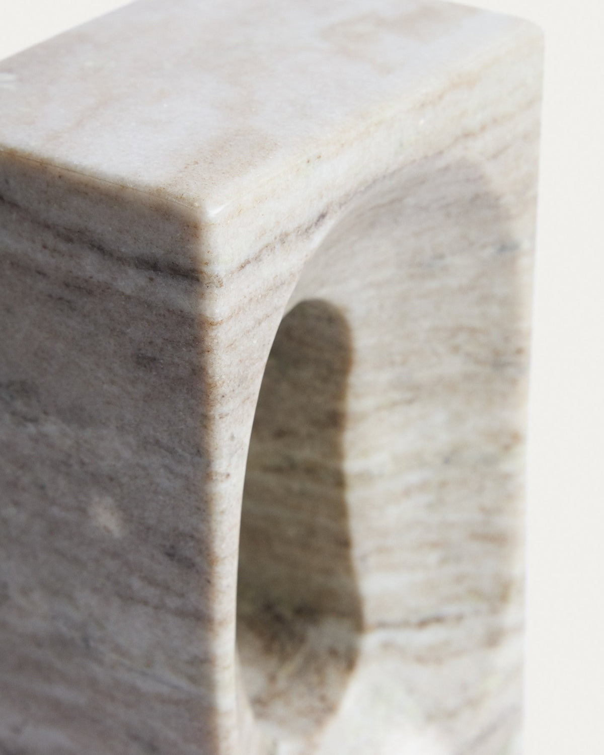 Beige Marmorskulptur Tesh von Kave Home, kompakte Form, natürliche Maserung, handgefertigt, Masse 10x26x8 cm, dekoratives Objekt.
