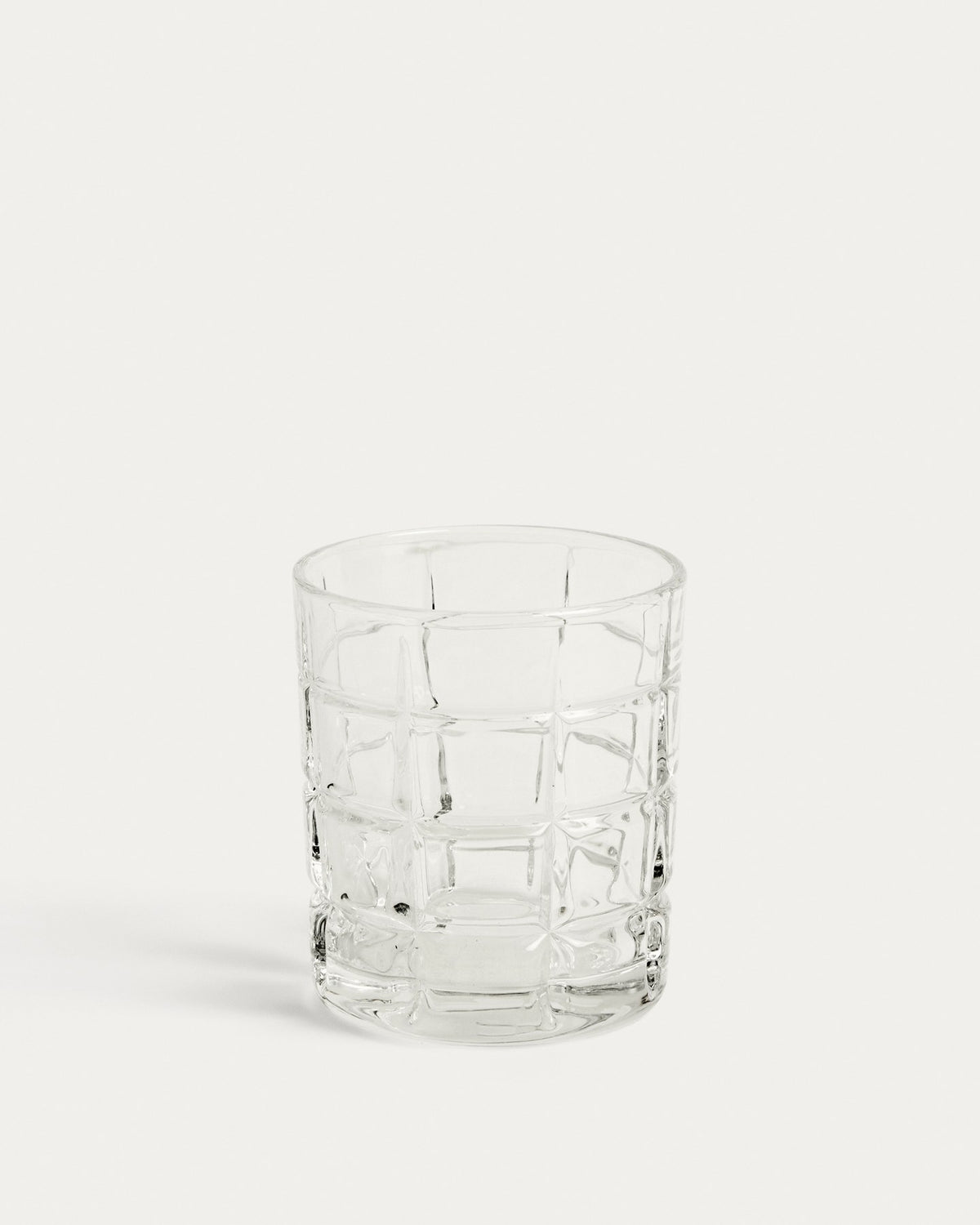 Transparentes Glas Talara aus geschliffenem Klarglas mit geometrischem Schliff, Fassungsvermögen 26 cl, Höhe 10 cm.