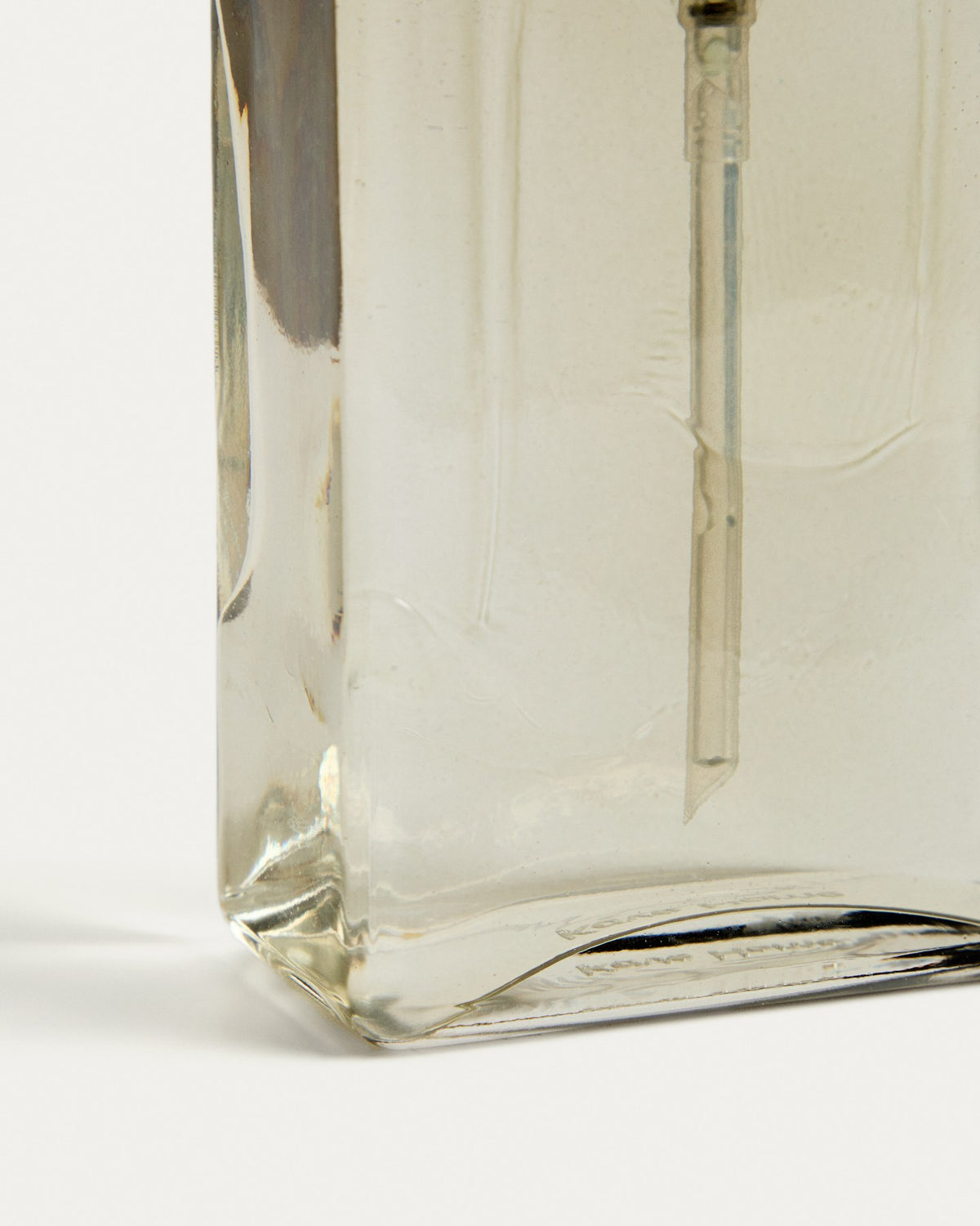 Seifenspender Meris aus durchscheinendem, hellbraunem Glas mit schlankem, geradlinigem Design, Teil der Badzubehör-Kollektion von Kave Home.