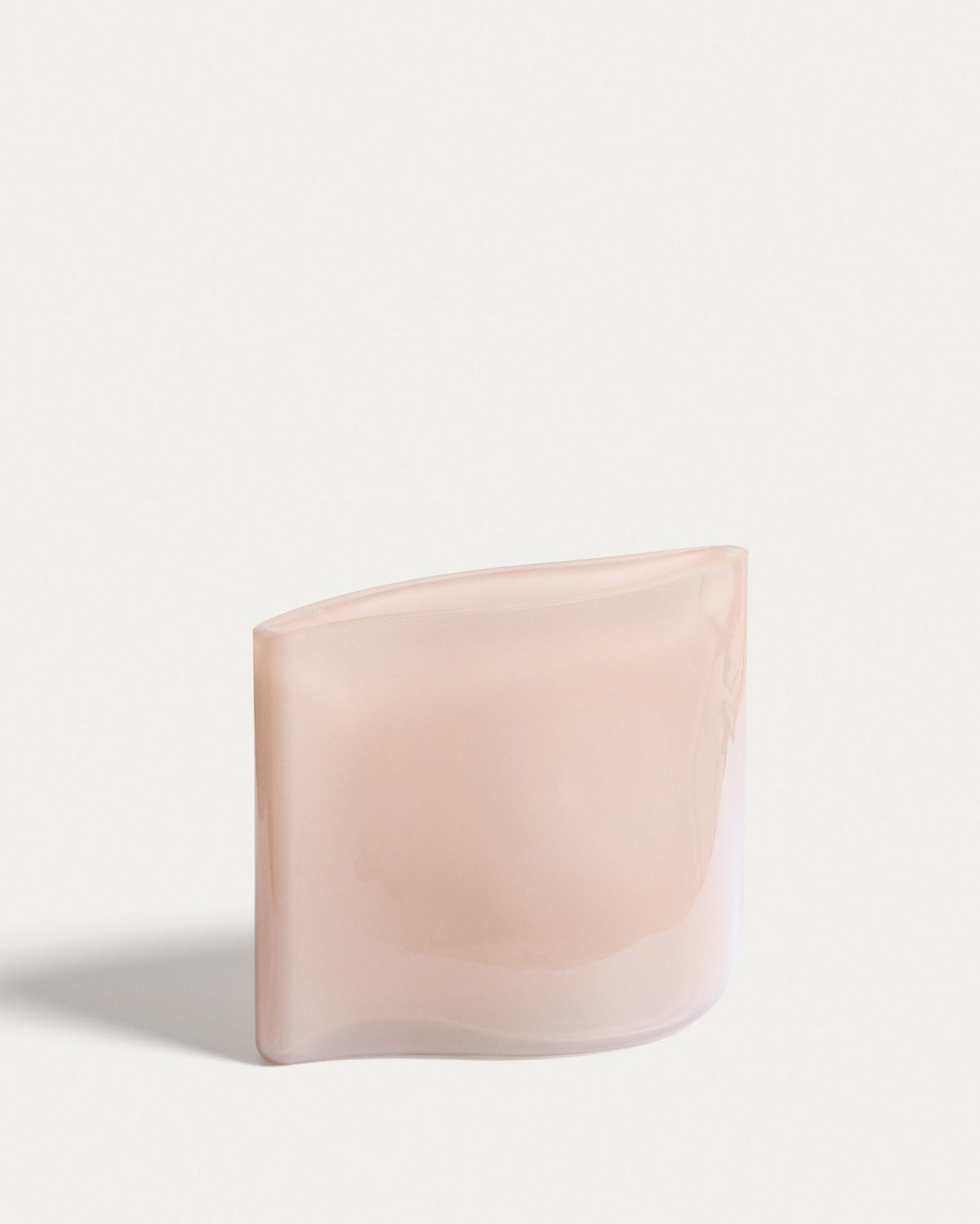 Foto einer blassrosa Glas-Vase Ardeni von Kave Home mit schlichter, zylindrischer Form und glatter, eingefärbter Glasoberfläche.