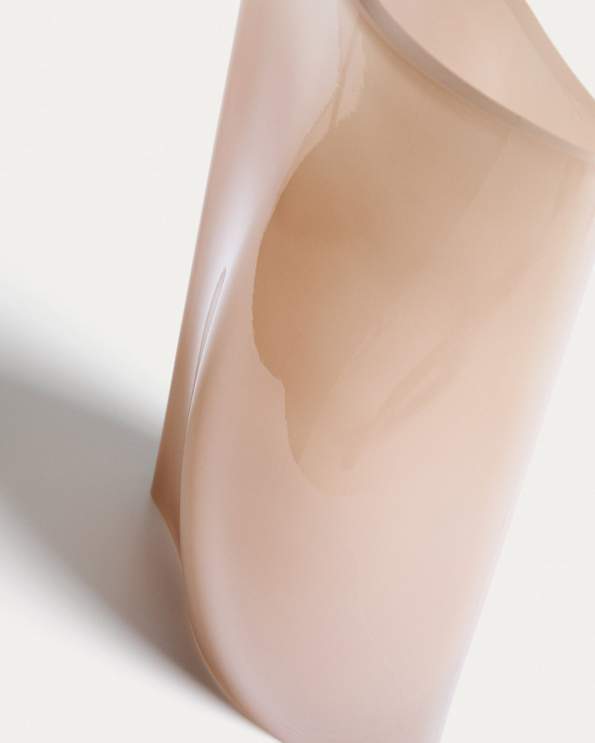 Blassrosa Glas-Vase Ardeni von Kave Home, 28 cm hoch, schlanke Form aus durchgefärbtem Glas mit schmaler Öffnung, freistehend fotografiert.