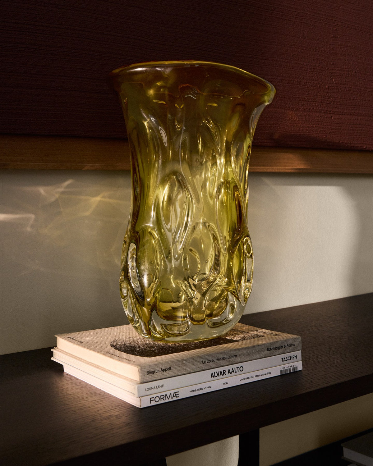 Bernsteinfarbene Glasvase Sidula von Kave Home mit organischer Form, handgefertigt, Höhe 37 cm, auf neutralem Hintergrund.